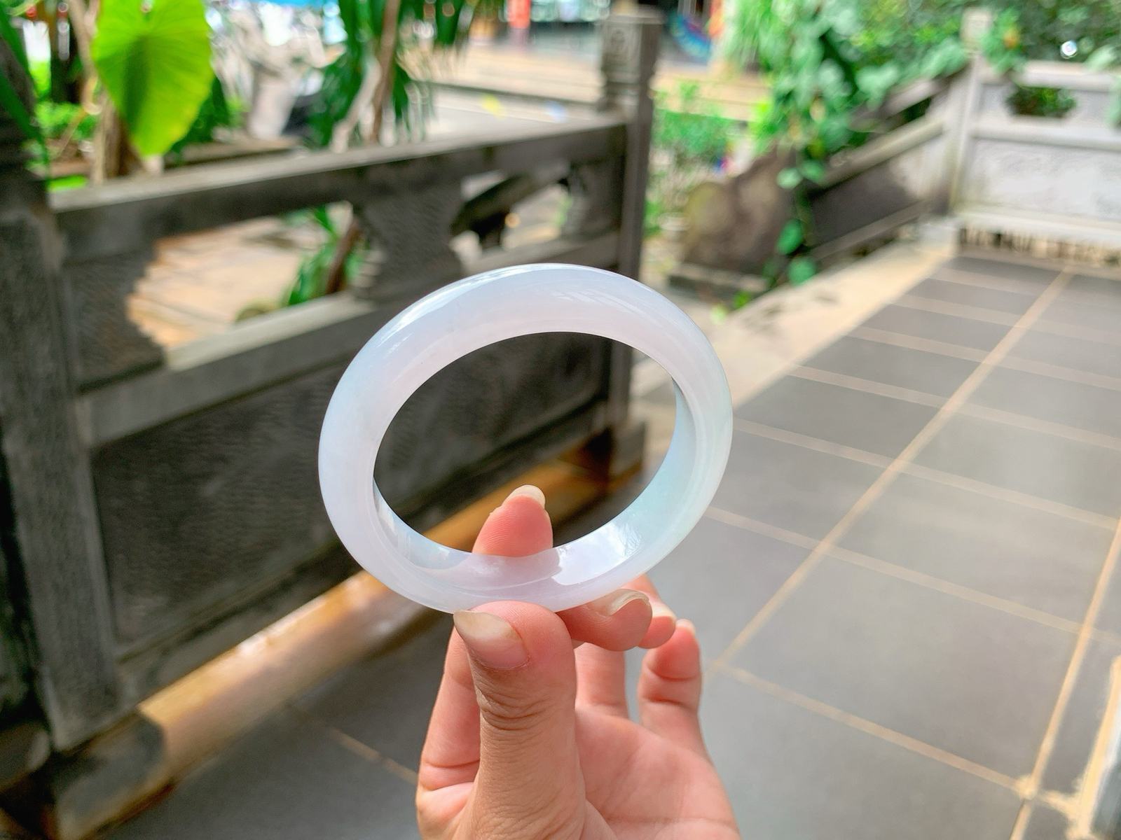 ｜53圈口
淡淡的粉春色，飘绿丝丝，底妆胶胶润润的，特别细腻，仙仙粉粉的很精致，