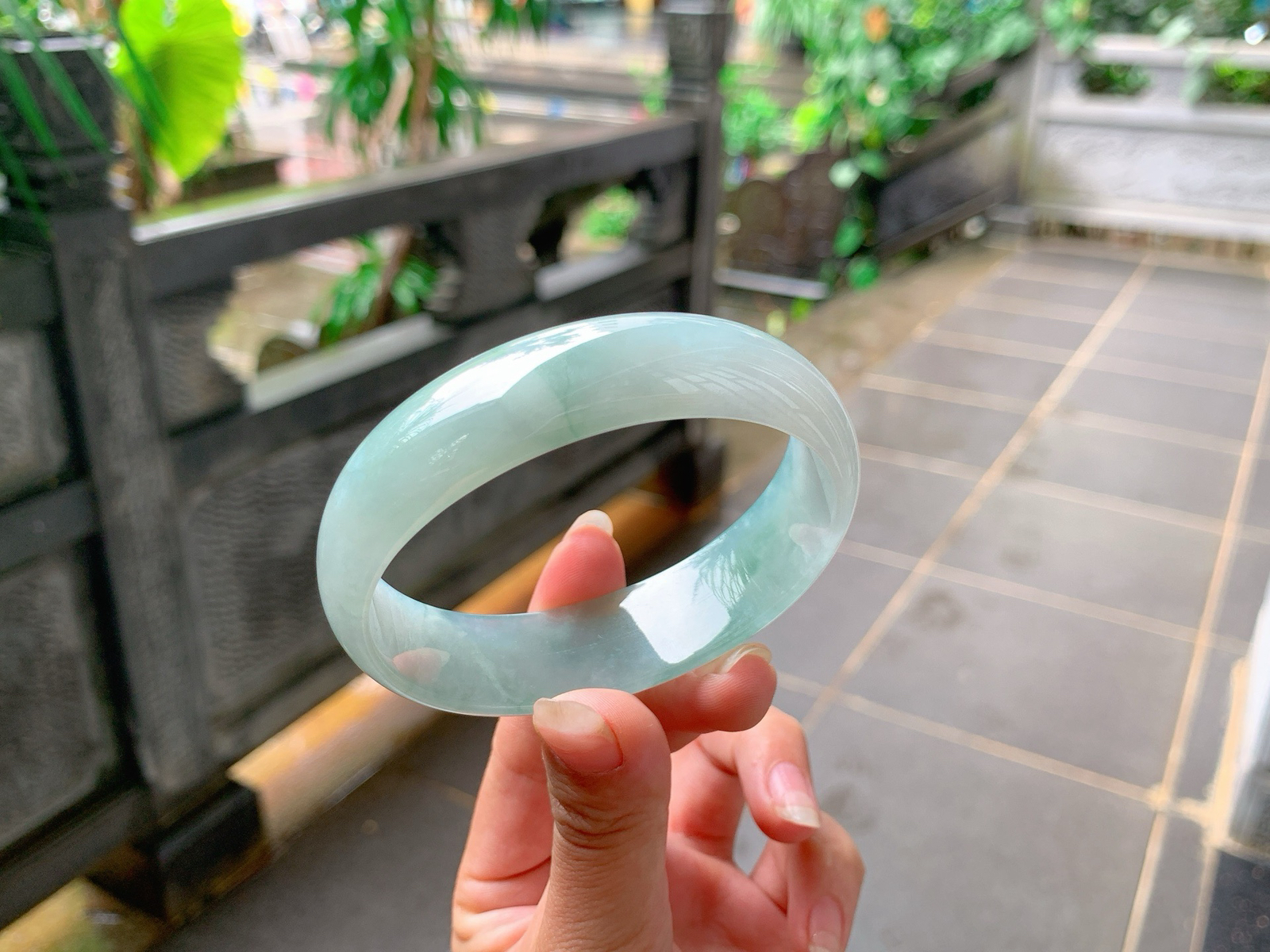 ｜62圈口
冰晴底贵妃手镯，超级大贵妃，版型又足够好，宽厚大气，背面带一点洒金，