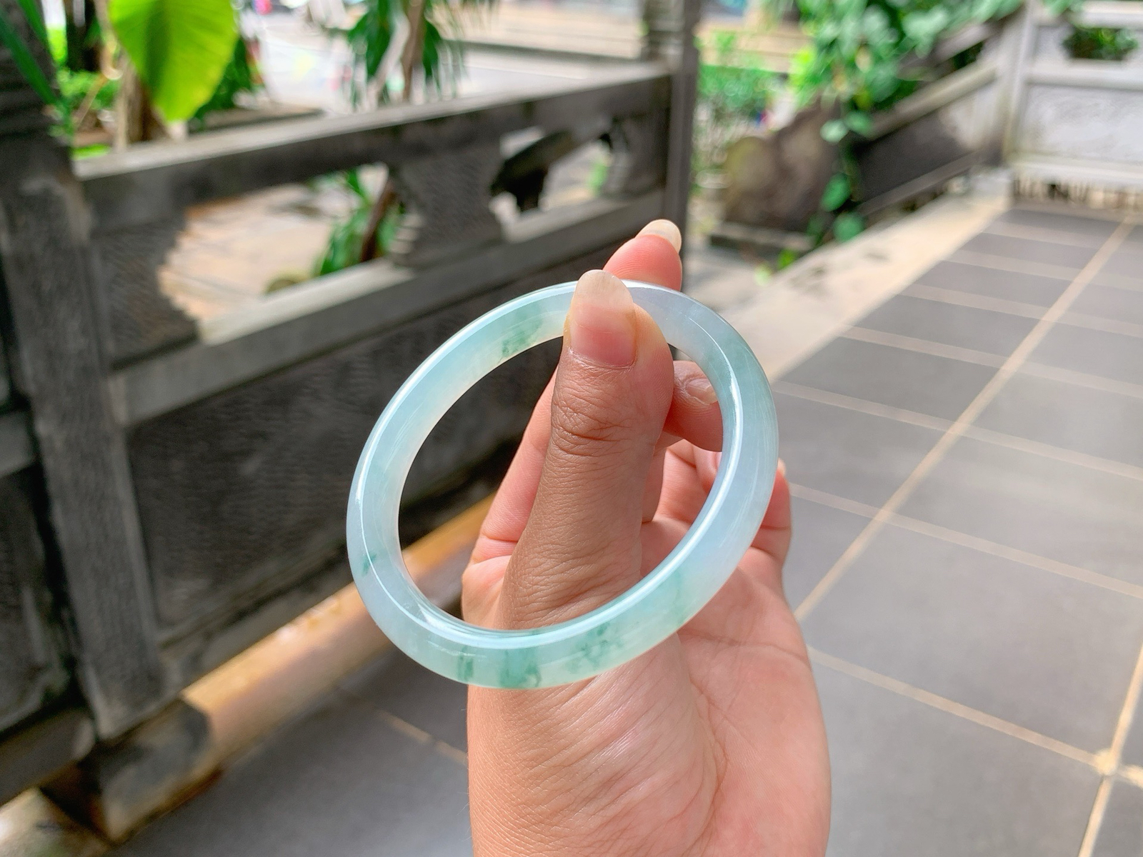 ｜54圈口
冰飘花贵妃手镯，飘蓝花，水汪汪的，特别精致，花色飘的很有意境感，