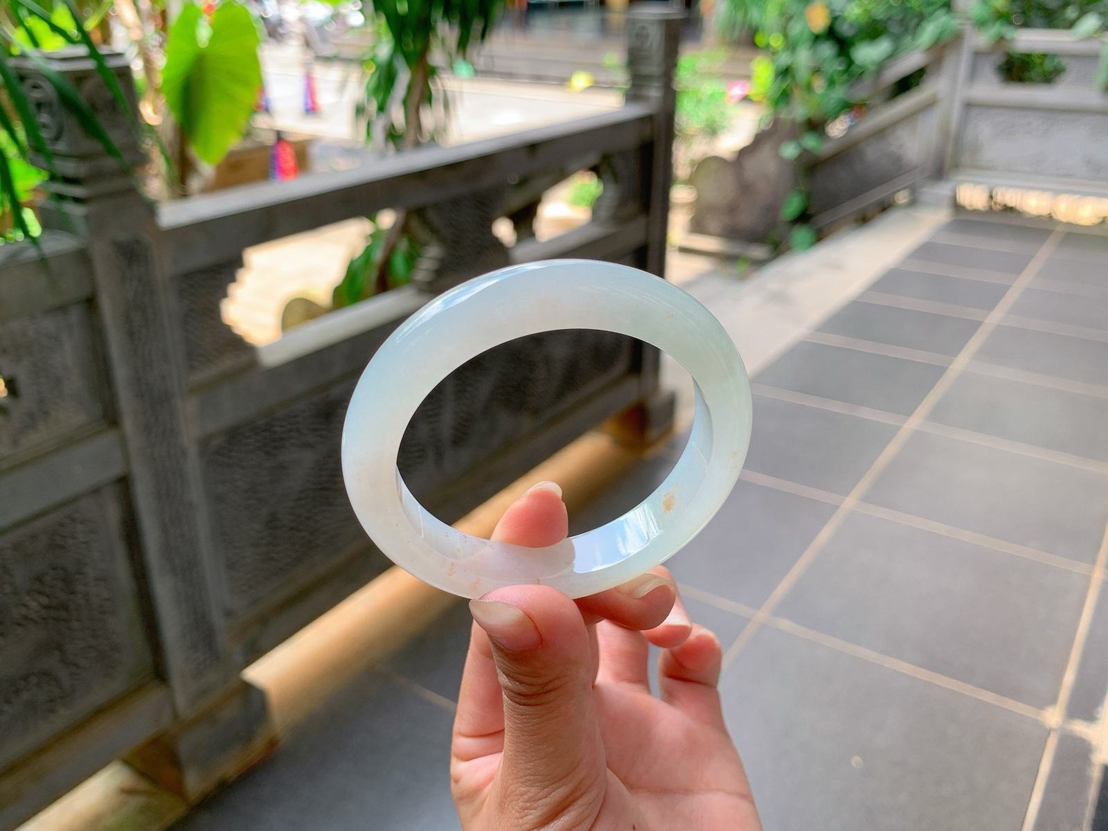 ｜56圈口
冰飘黄翡，像桂花一样飘逸散落，香香软软的感觉，底妆色系淡淡的，冰胶细润，