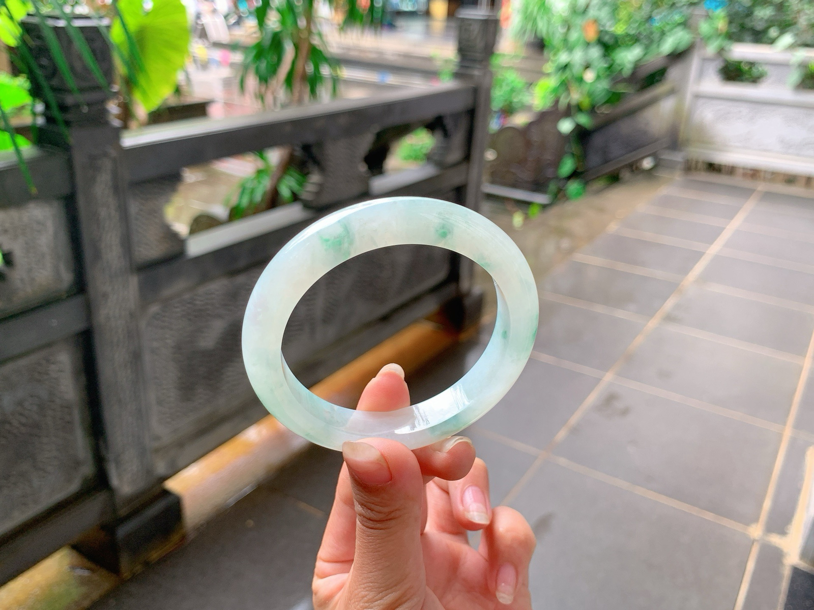 ｜56圈口
冰飘花翡翠手镯，整体胶润细腻，饱满大气，蓝绿花飘逸精美，