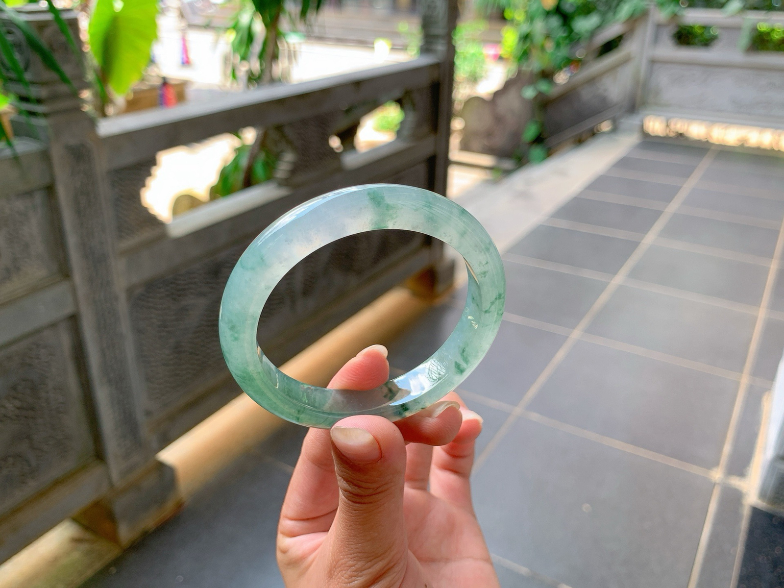 ｜55圈口
冰飘花翡翠手镯，绿花清爽飘逸，亮晶晶，透亮透亮的，水头特别足，