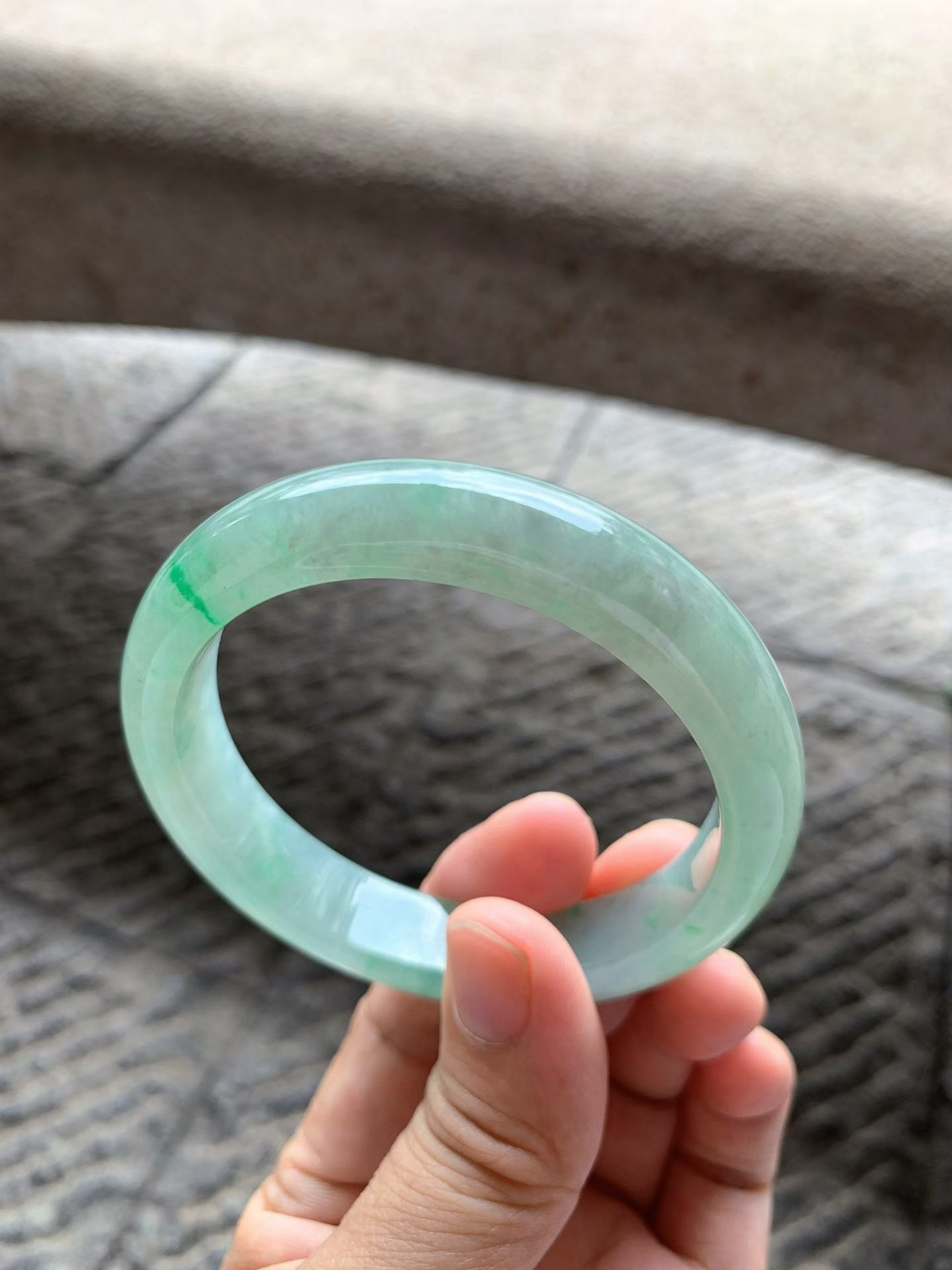 飘阳绿正圈手镯尺寸58*13*8 通透水润，整体淡绿底子，一抹翠色正阳鲜辣，上手端庄大气！