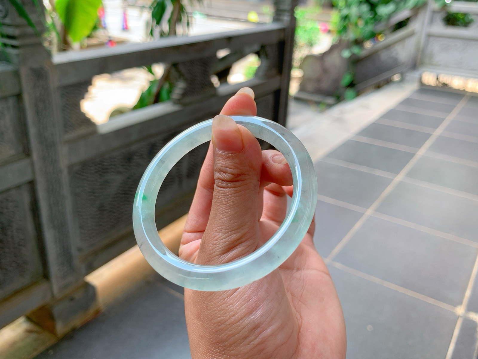🪩｜52圈口
冰飘金丝绿美人条，条粗:6.9，水汪汪的，特别的透亮，夹杂着一点乌鸡花，