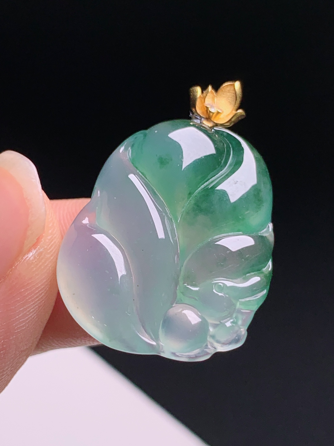 冰飘绿九尾狐吊坠，18K金莲花扣头，种水冰润雕工灵动
