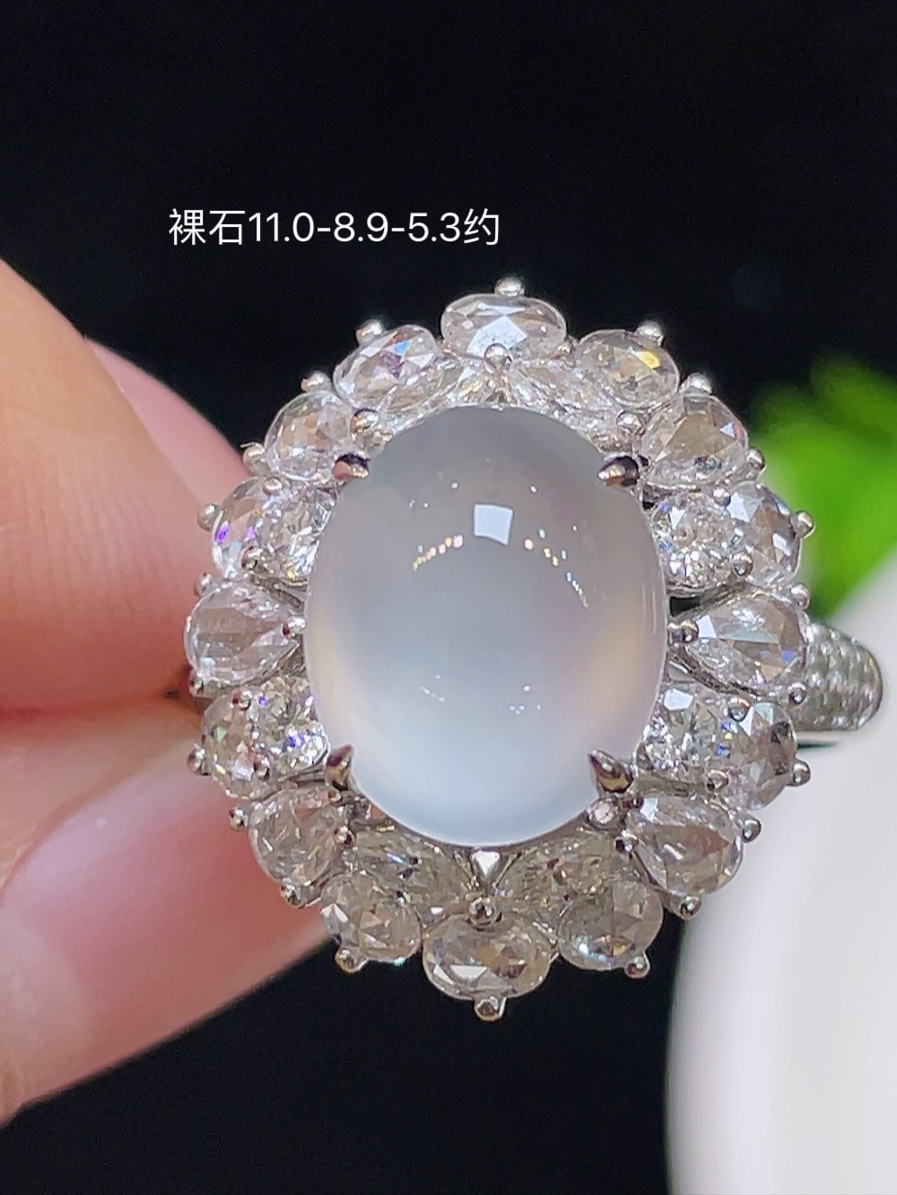 大件饱满，通透水润，玉质细腻，翠色鲜艳，18k金奢华钻石镶嵌，11.0-8.9-5.3