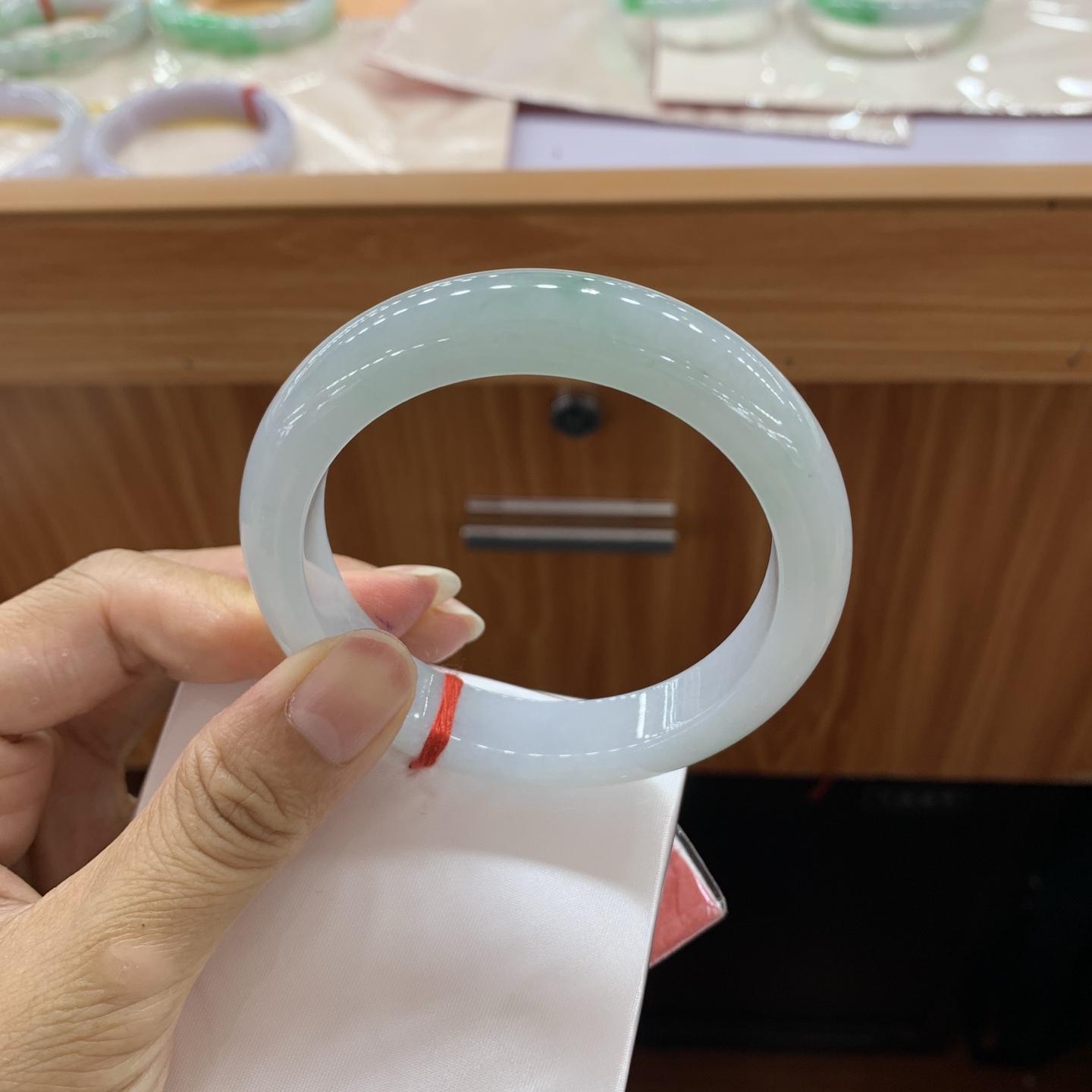 061108AX 飘绿花正圈翡翠手镯 57.2-11.8-8.8