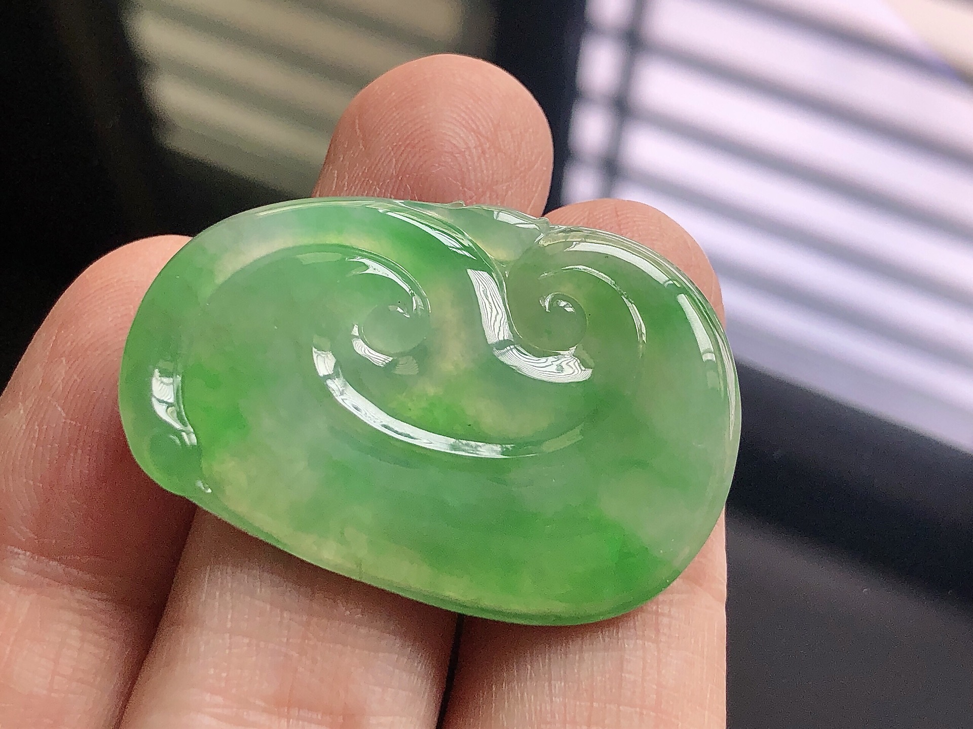 ️ 阳绿如意， 色泽艳阳，通透水润，玉质细腻，夺目迷人，镶嵌效果，品相，无裂，尺寸37.1*25.