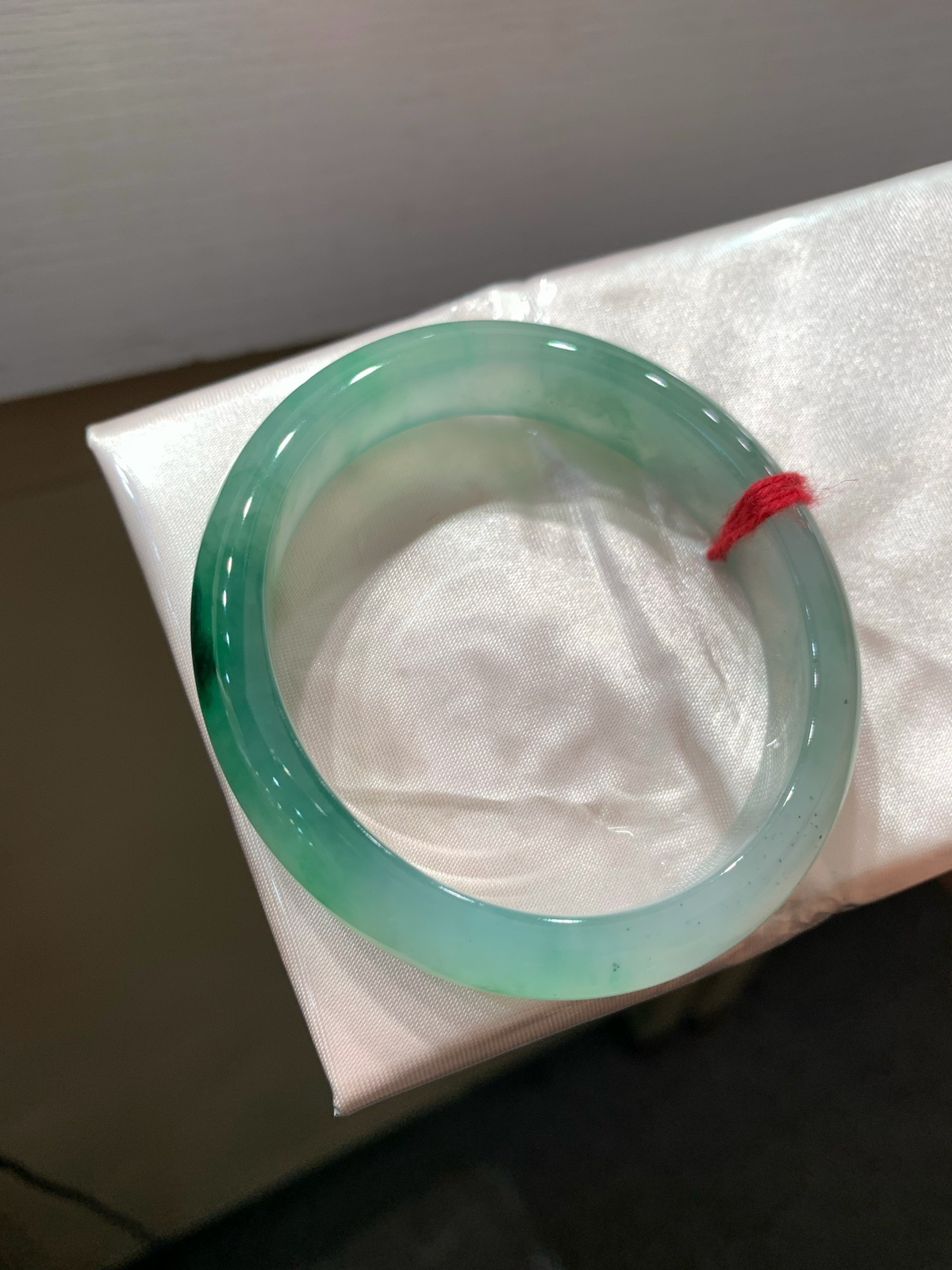 尺寸54.1/12.3/6.9，冰飘花贵妃镯
水润细腻 清新甜美