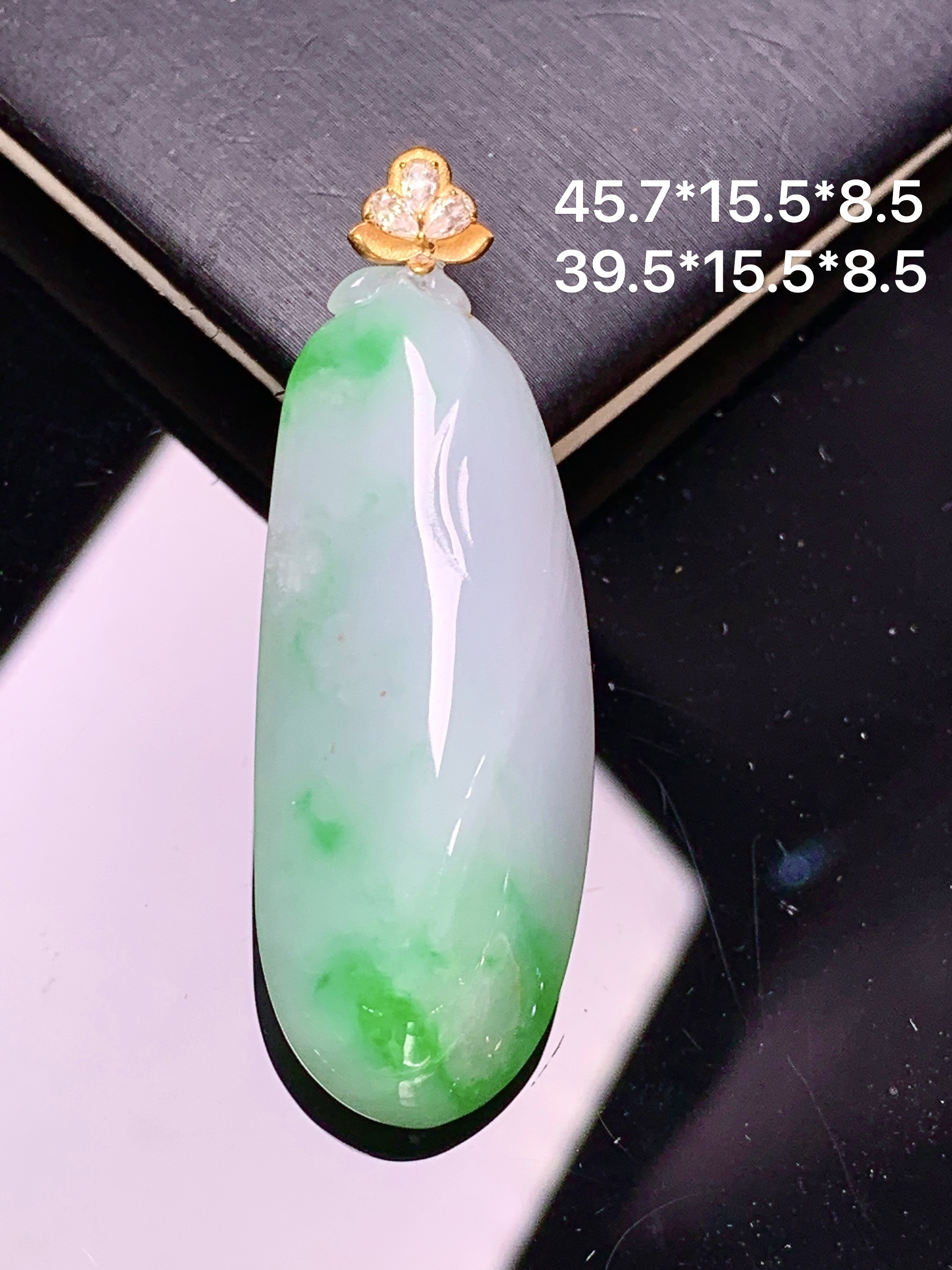 18金镶嵌飘绿福瓜吊坠 玉质细腻 色泽艳丽清新 整体尺寸45.7*15.5*8.5 e1