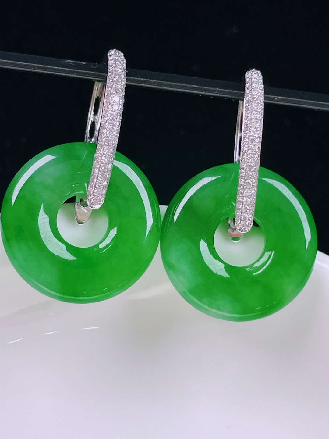 ️辣绿耳坠，老种起光，细底通透，尺寸：裸石18.3/3.5mm0612