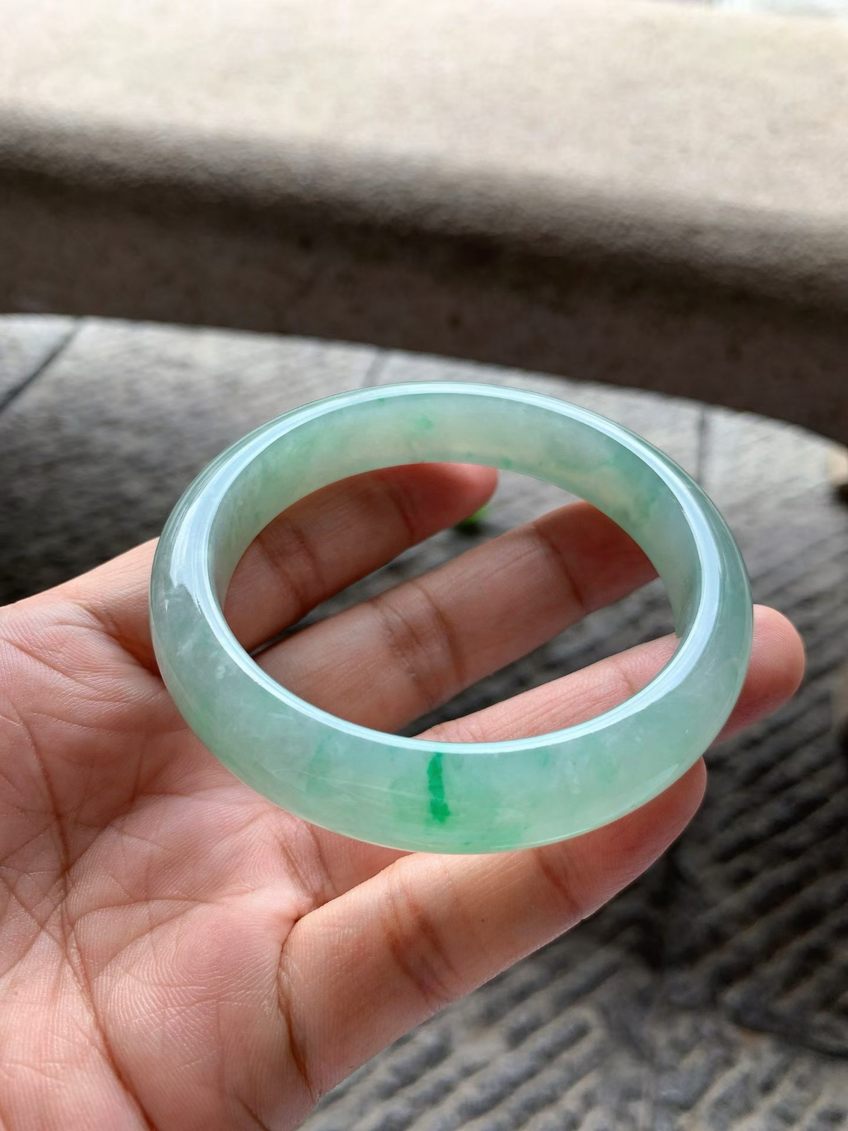 飘阳绿正圈手镯尺寸58*13*8 通透水润，整体淡绿底子，一抹翠色正阳鲜辣，上手端庄大气！