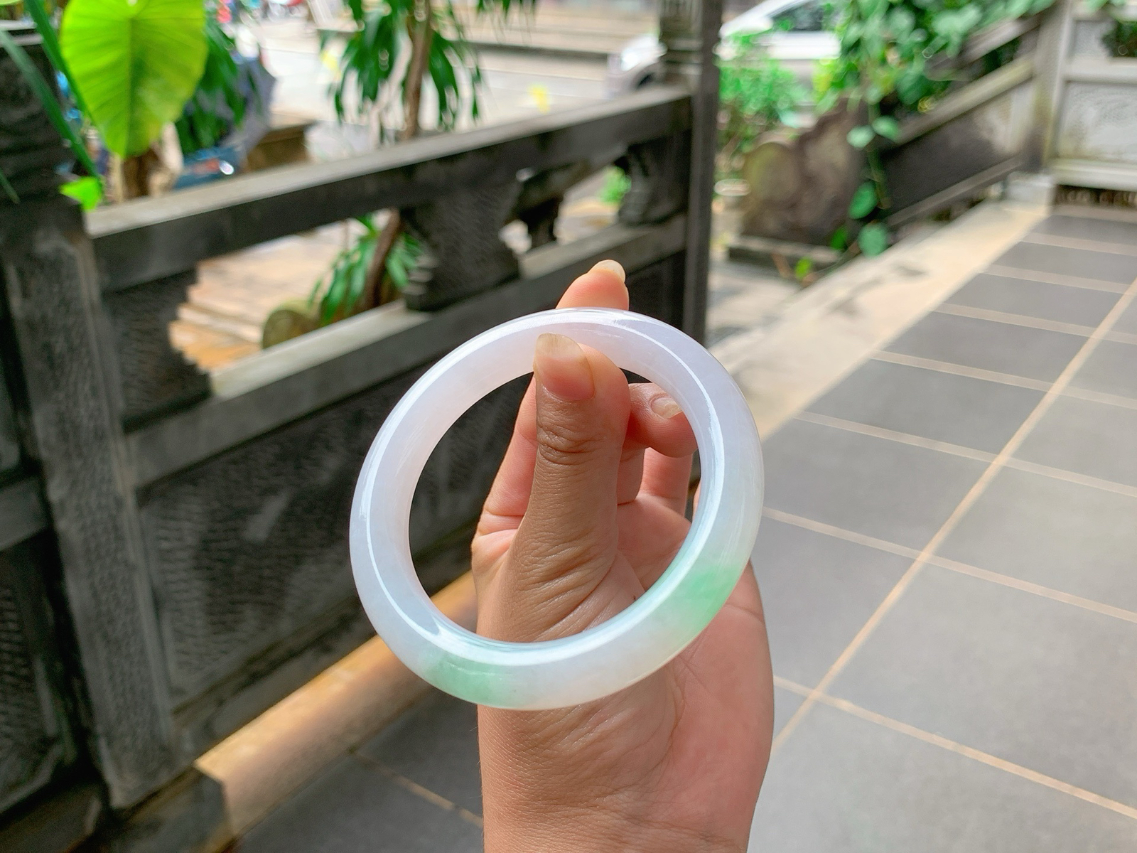 ｜58圈口
白底青福镯，条粗：10.7，圆圆胖胖的，冰润细腻，绿花清爽飘逸，
编号【06-09-0