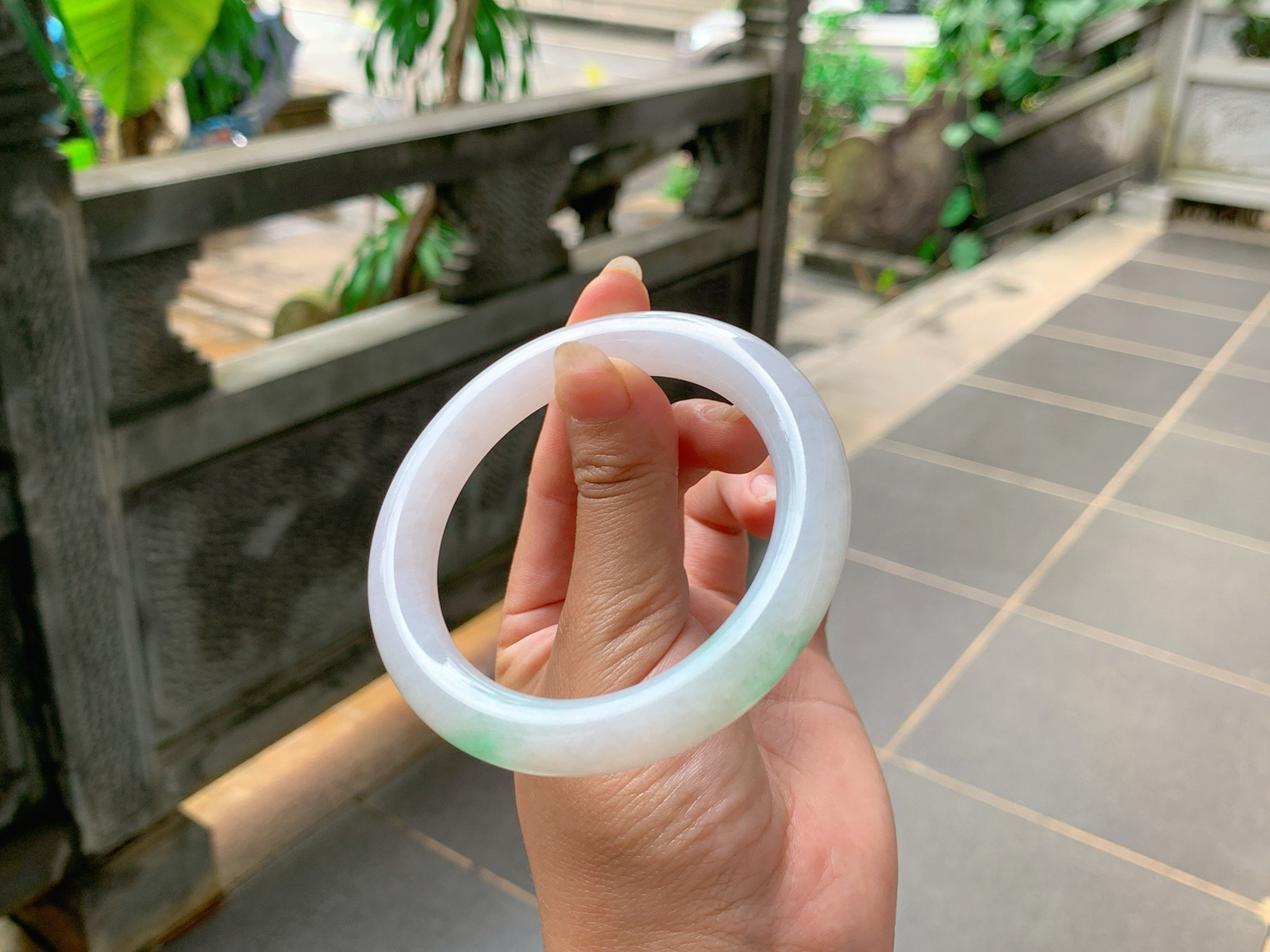 ｜58圈口
白底青福镯，条粗：10.7，圆圆胖胖的，冰润细腻，绿花清爽飘逸，
编号【06-09-02】