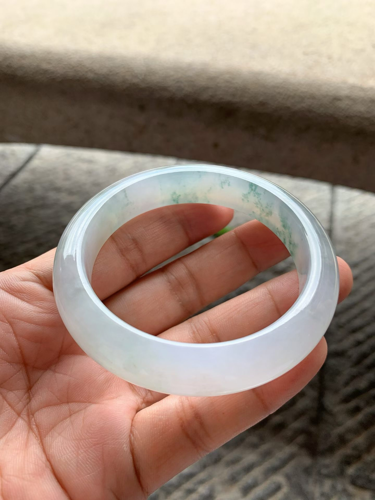 飘蓝花正圈手镯尺寸57.5*13*9 老种通透，冰清玉洁，水润光泽，蓝花灵动轻盈！