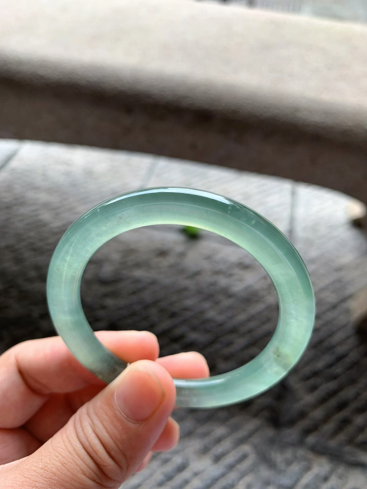 湖水绿圆条手镯尺寸51.5*7*8.5 老种通透清澈，刚性十足，水头饱满充盈，底色清透柔和，微天然矿物小点！