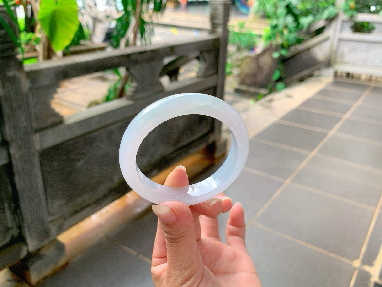 ｜53圈口
淡淡的粉春色，飘绿丝丝，底妆胶胶润润的，特别细腻，仙仙粉粉的很精致，