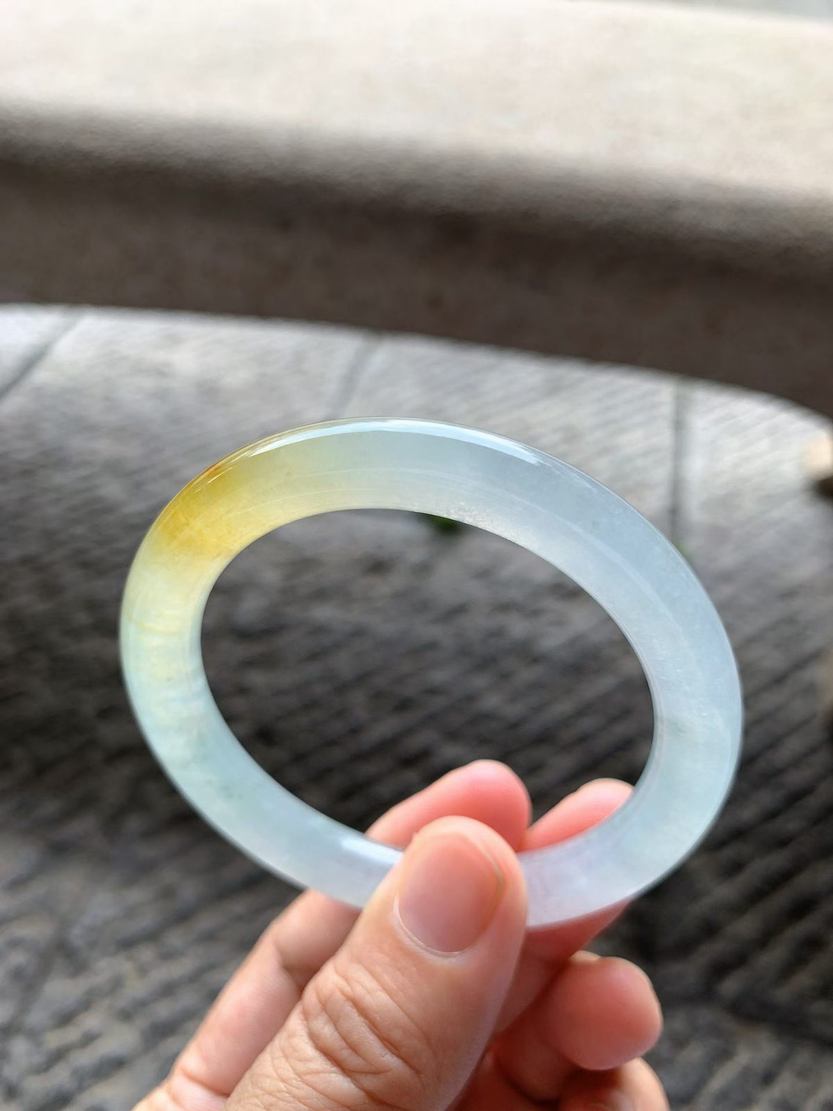 冰黄翡圆条手镯尺寸53.5*9*9 老种冰透，清润水足，胶润无比，色泽鲜黄，明媚动人！
