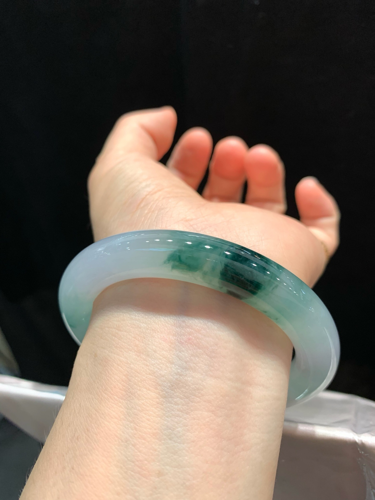 尺寸57.1/10.7  飘花圆条手镯
水润细腻 种老