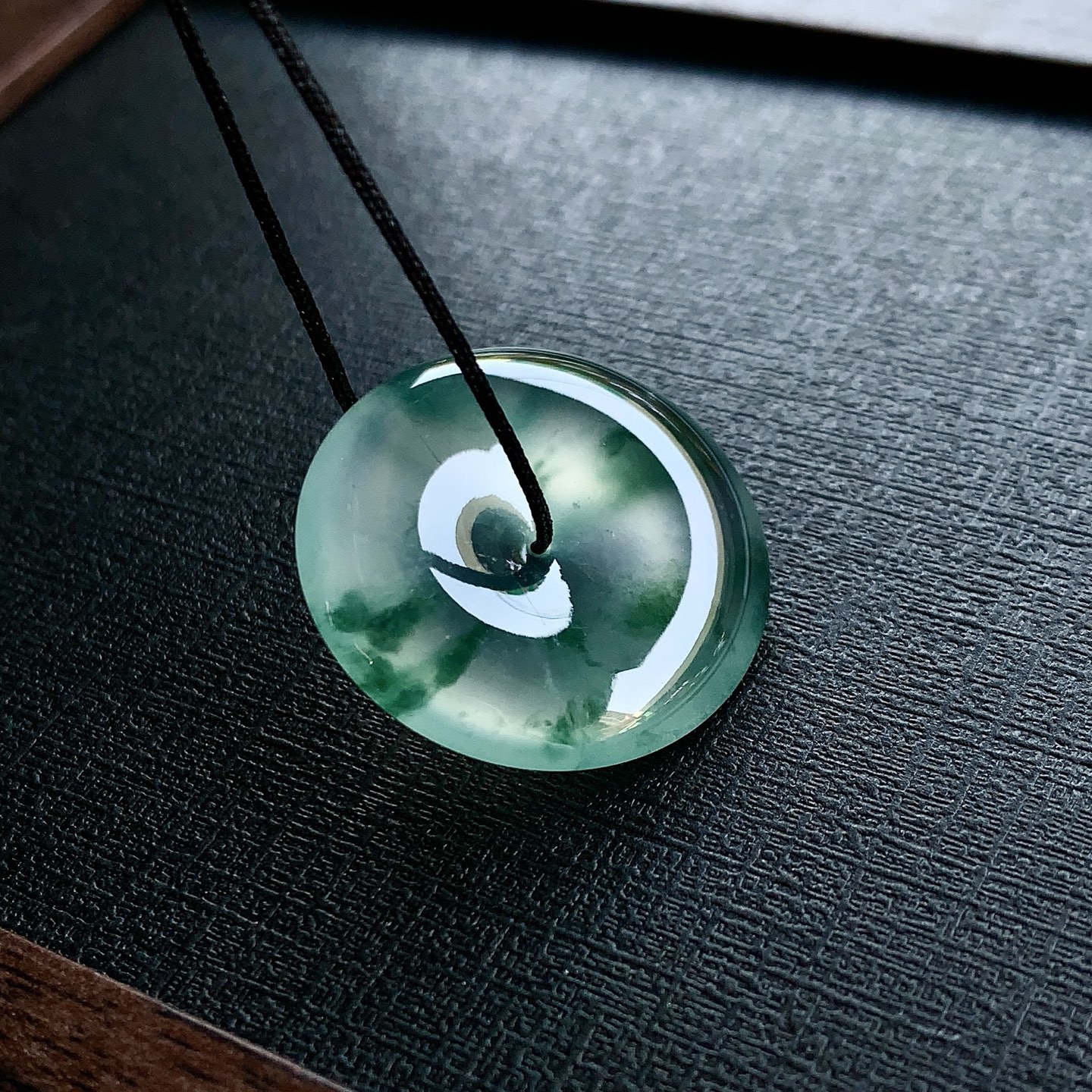 ️ 飘彩平安扣，玉质冰润细腻，饱满厚实