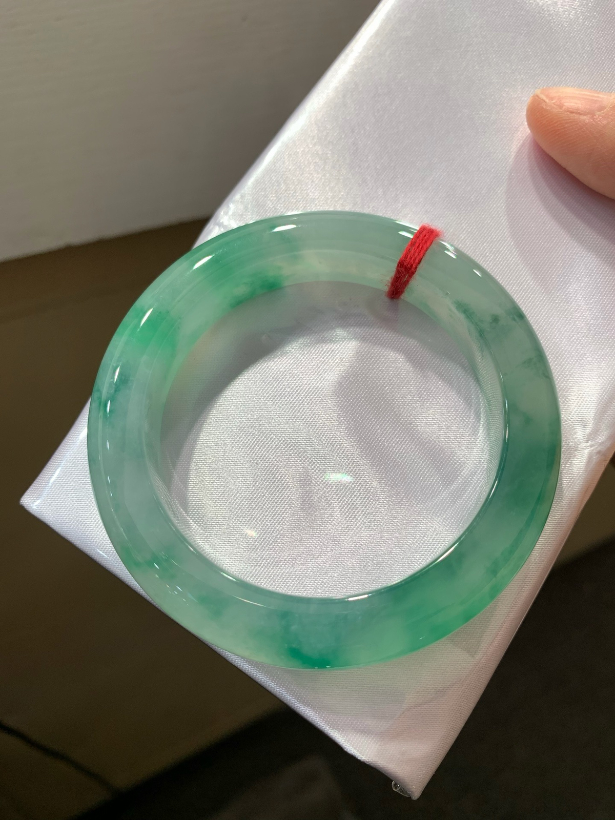 尺寸53.9/11.9/10，冰种飘花手镯
水润细腻 冰透甜美 瑞丽现货
TG-1038-5000