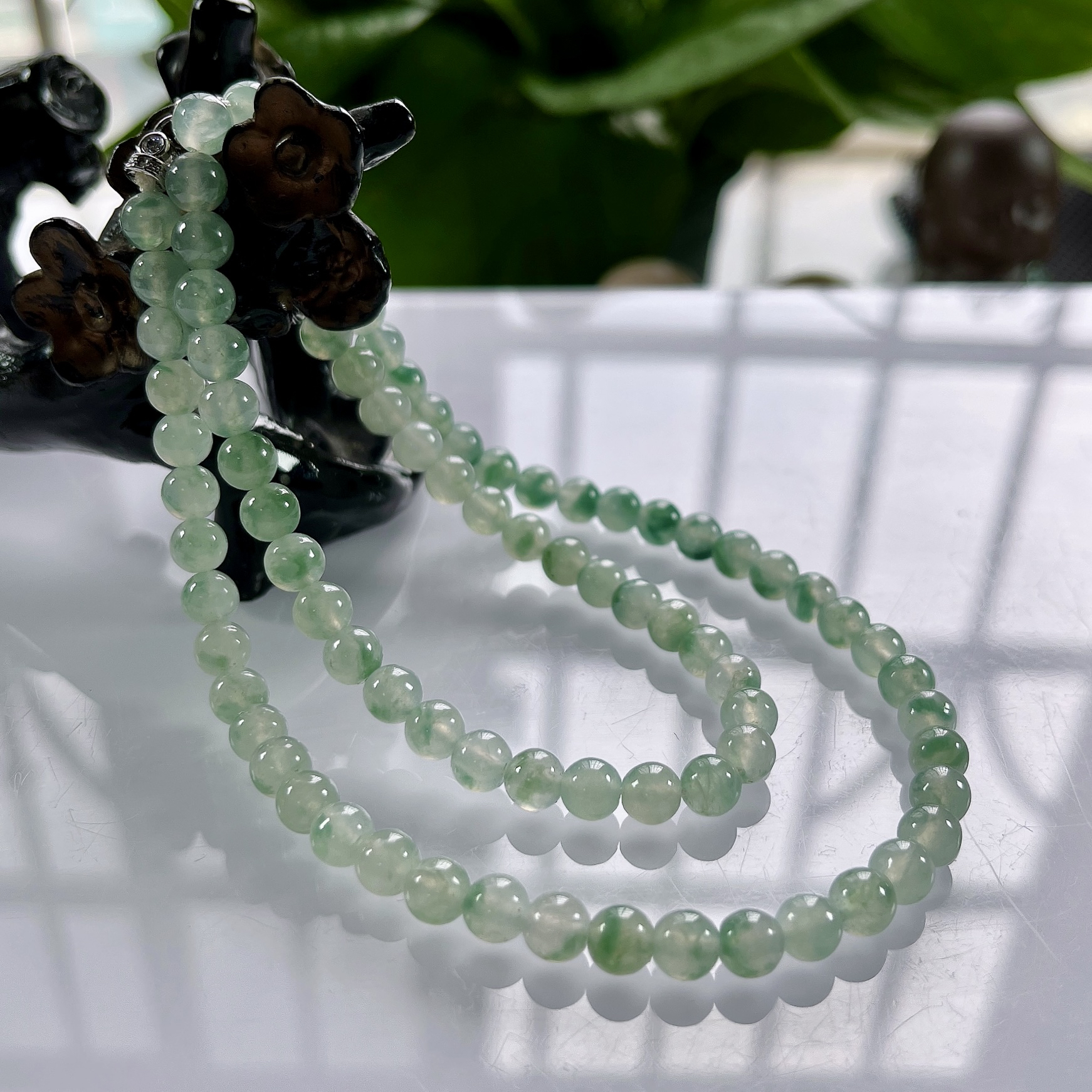 缅甸天然翡翠A货，卡5.8冰种起胶飘花圆珠锁骨项链，尺寸：5.8mm/83颗，长度500mm，重量：30.55g