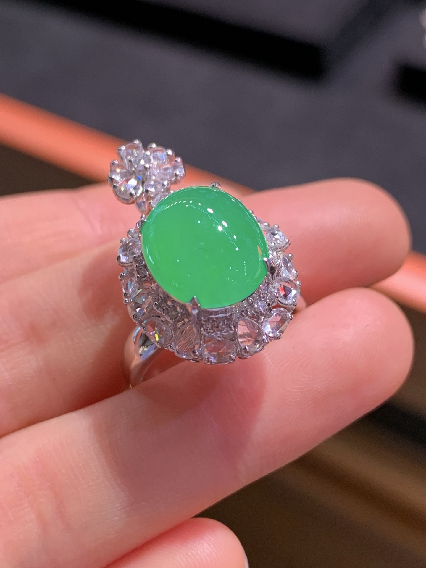 阳绿大蛋面戒指 吊坠两用款，31-19.6-25.3