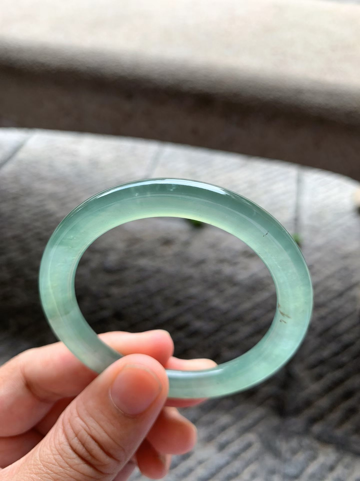 湖水绿圆条手镯尺寸51.5*7*8.5 老种通透清澈，刚性十足，水头饱满充盈，底色清透柔和，微天然矿物小点！