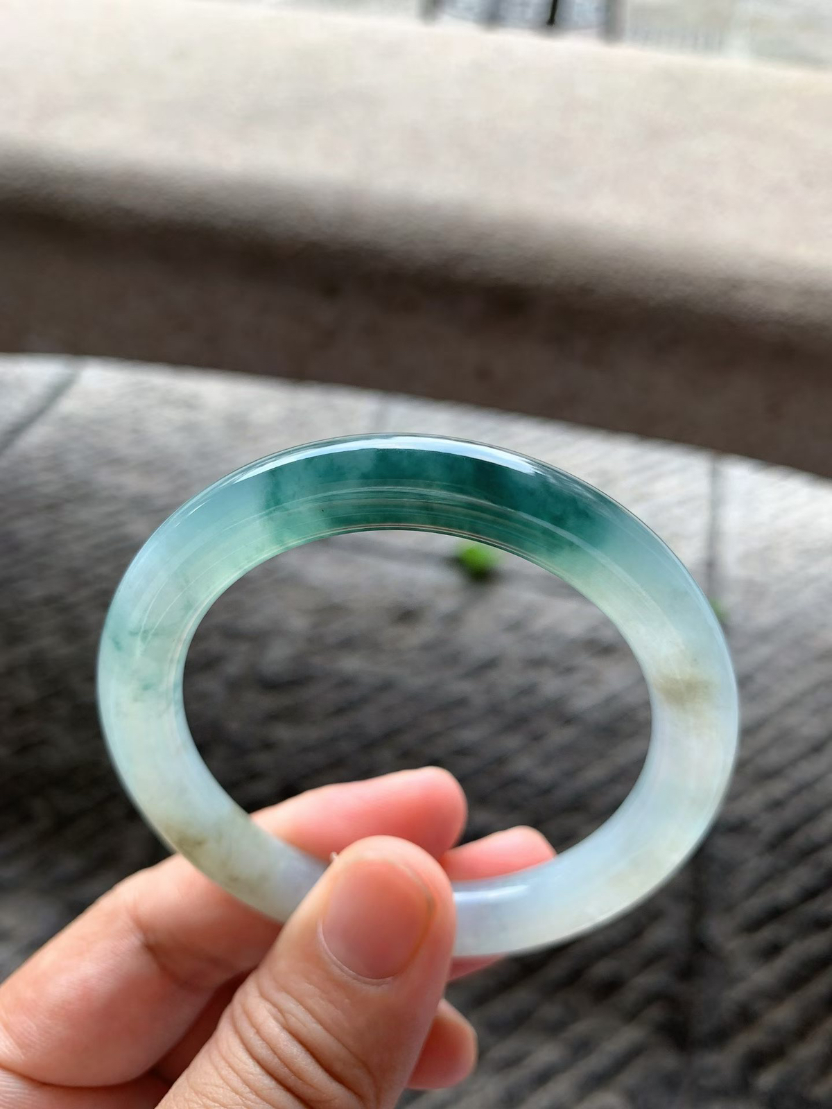 飘蓝花圆条手镯尺寸52*9*9 老种通透，水润光泽，水墨花色，灵动飘逸，带表皮黄翡！