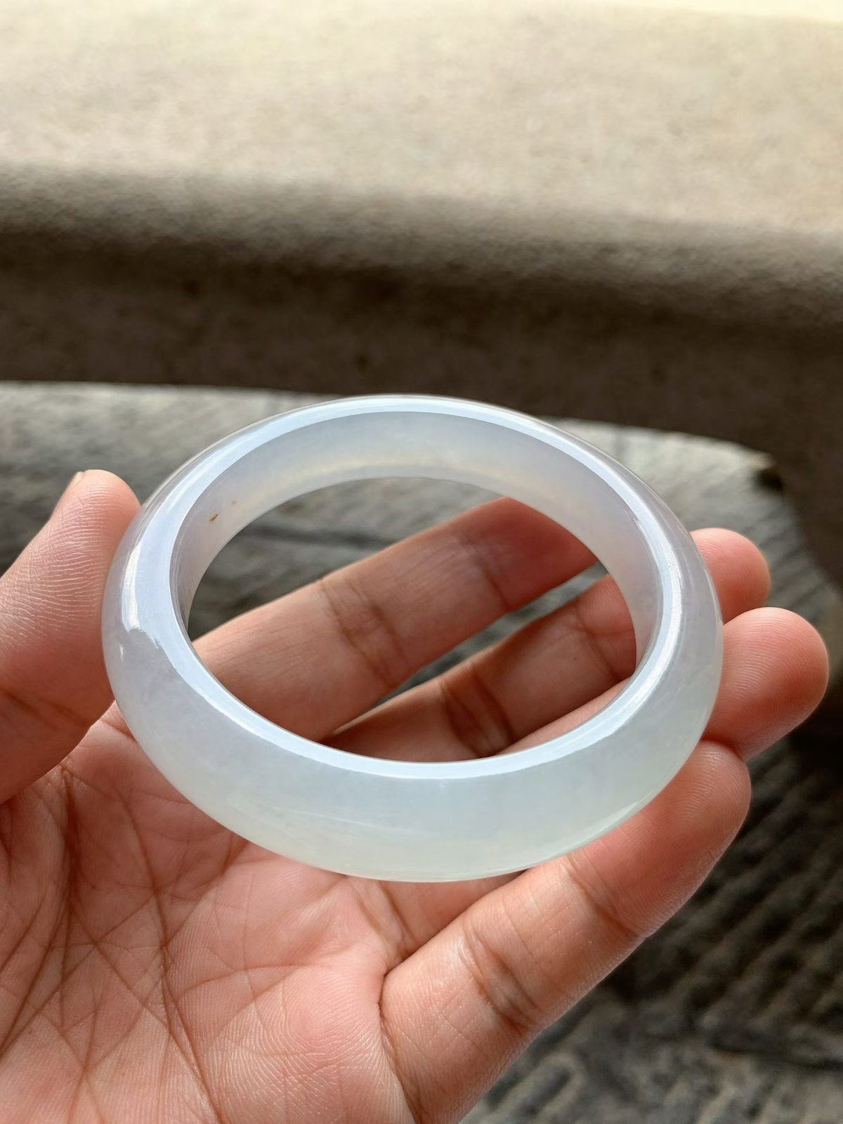 白冰正圈手镯尺寸56*12*9 老种通透，冰清玉洁，水润光泽，胶润水灵，清爽明快！