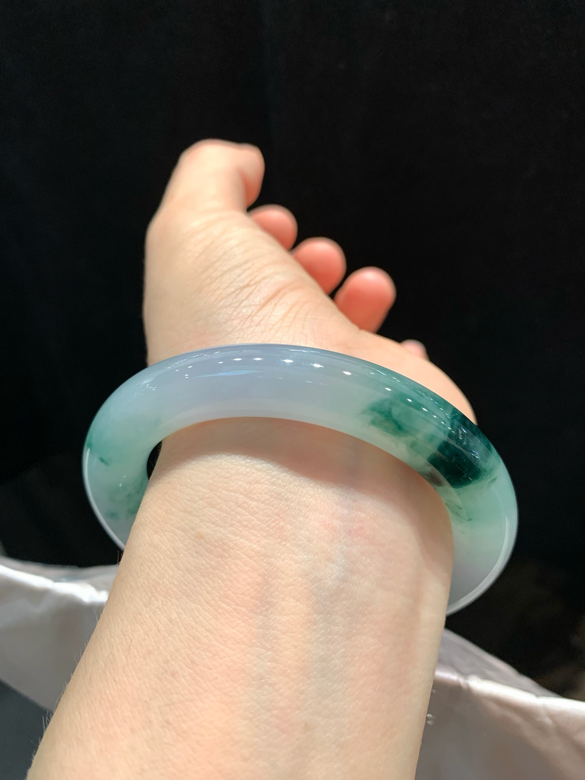 尺寸57.1/10.7  飘花圆条手镯
水润细腻 种老