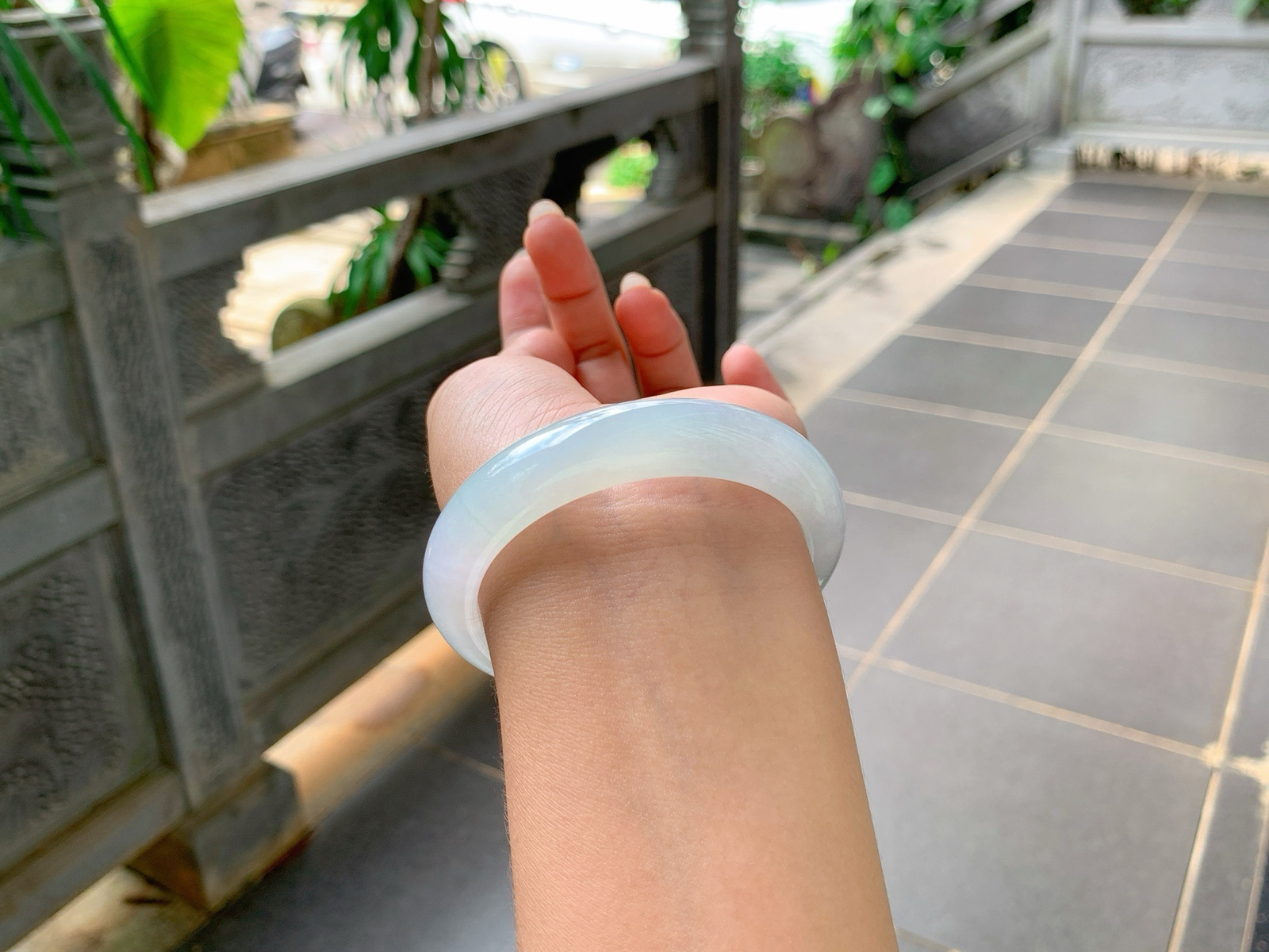｜55圈口
淡淡的底色，精美透亮纯净无暇，和果冻一样水润润的，