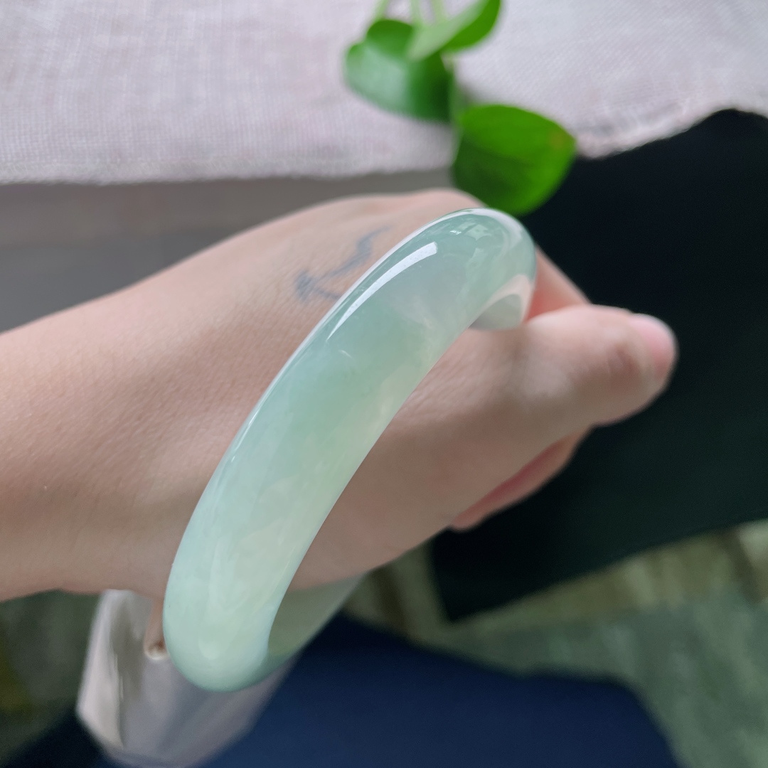 57.3/11.9/8.6晴绿底正圈，干净清爽，淡雅倾心，柔情似水，佳期如梦。有棉线。ss51458a