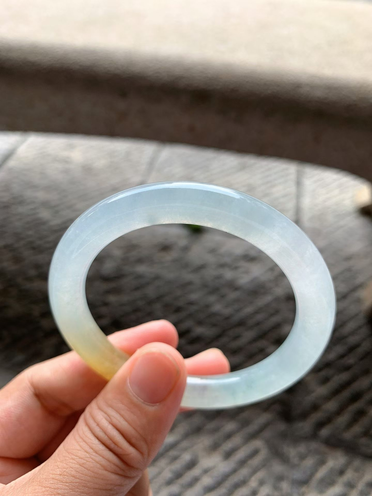 冰黄翡圆条手镯尺寸53.5*9*9 老种冰透，清润水足，胶润无比，色泽鲜黄，明媚动人！