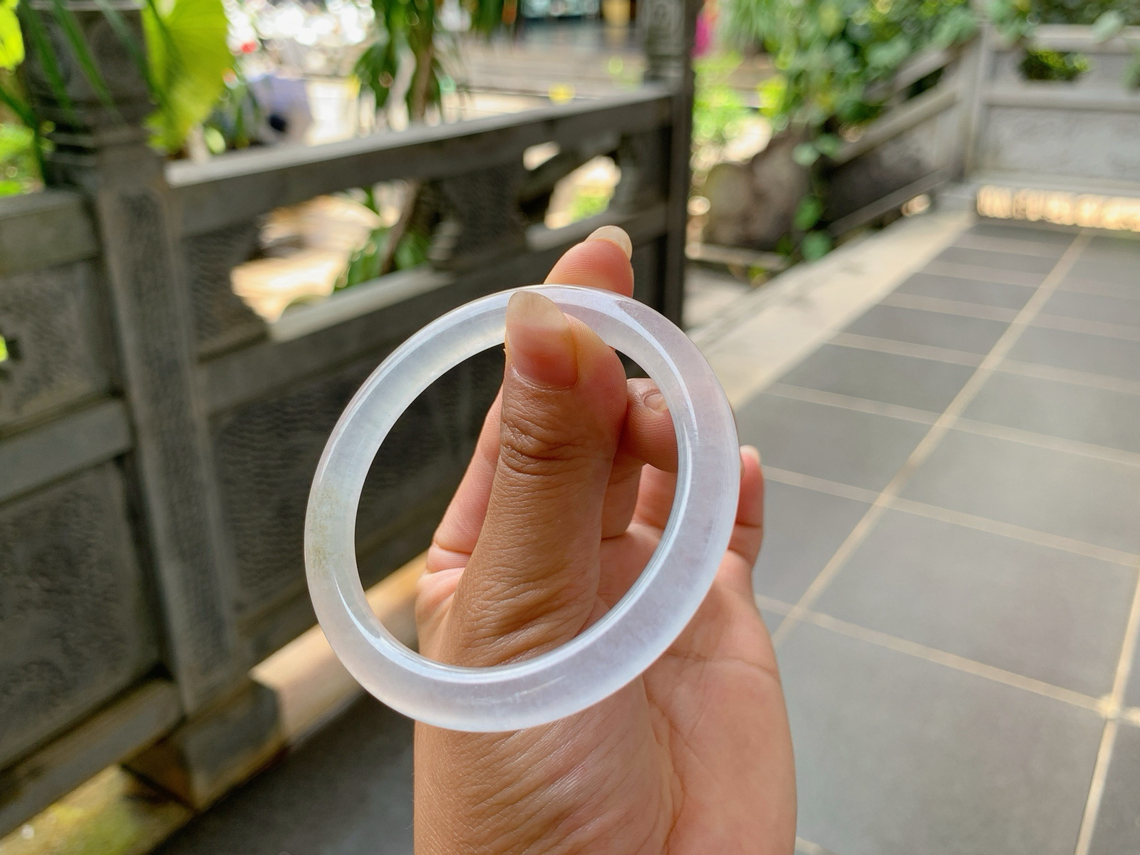 ️｜50圈口
白月光，冰冰镯，条粗:6.8，像冰块一样，很衬这个季节，戴在腕间仿佛都怕它化了，