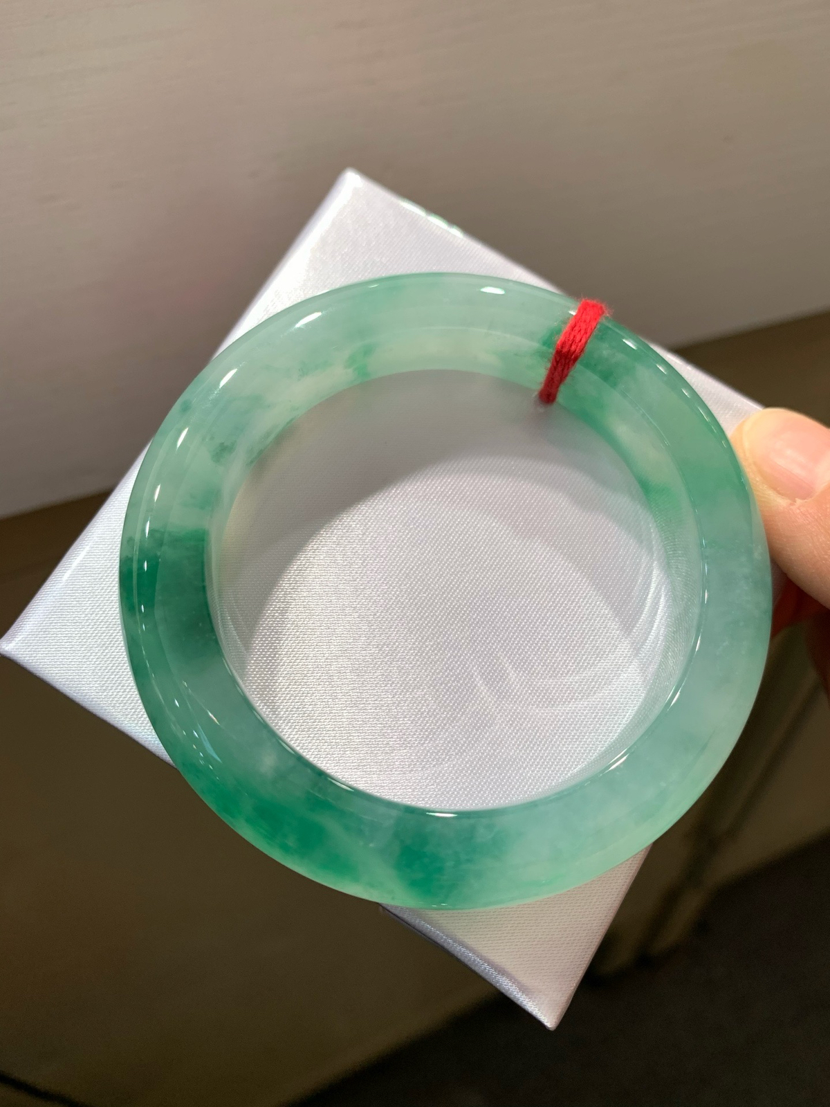 尺寸53.9/11.9/10，冰种飘花手镯
水润细腻 冰透甜美 瑞丽现货
TG-1038-5000
