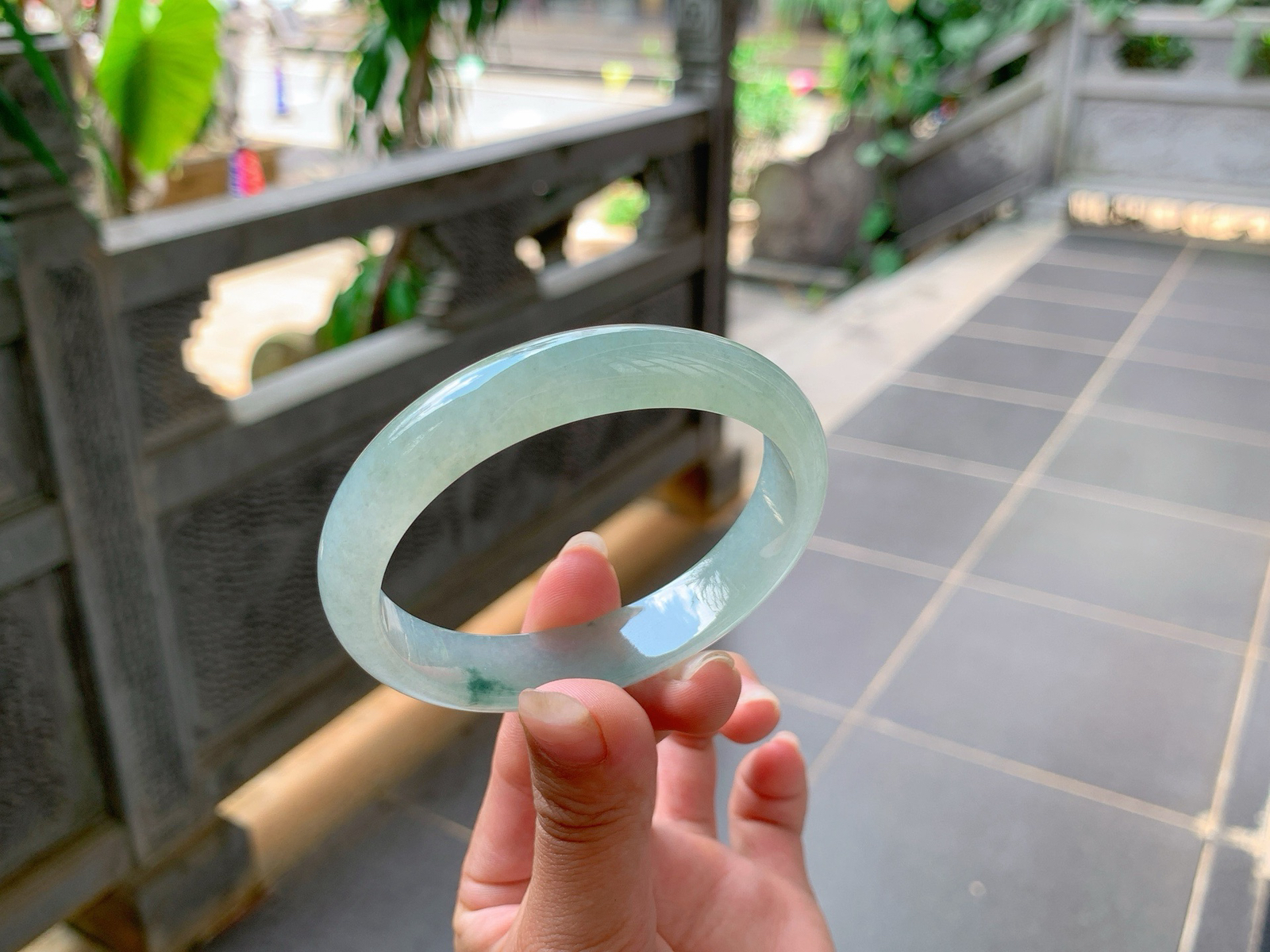 🪩｜57圈口
冰晴底贵妃手镯，飘一抹花，大贵妃，上手服帖度强，质地轻盈细腻水润透亮，