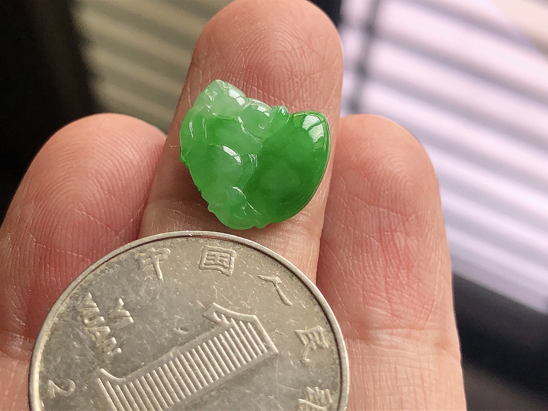 阳绿兔子，色泽艳阳，通透水润，玉质细腻，夺目迷人，镶嵌效果，品相，无裂，尺寸13.1*13*3