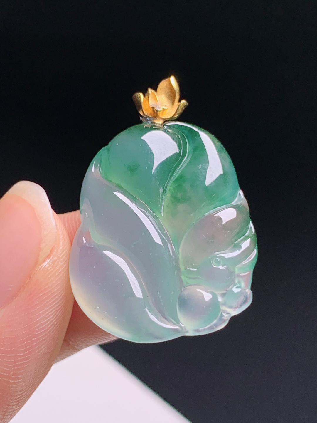 冰飘绿九尾狐吊坠，18K金莲花扣头，种水冰润雕工灵动