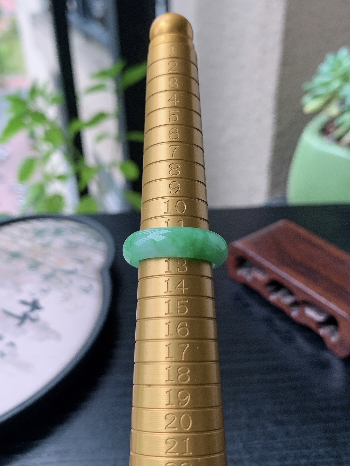 老坑冰种胶感飘阳绿素面戒指裸石尺寸:16.3-6.3-3.8mm