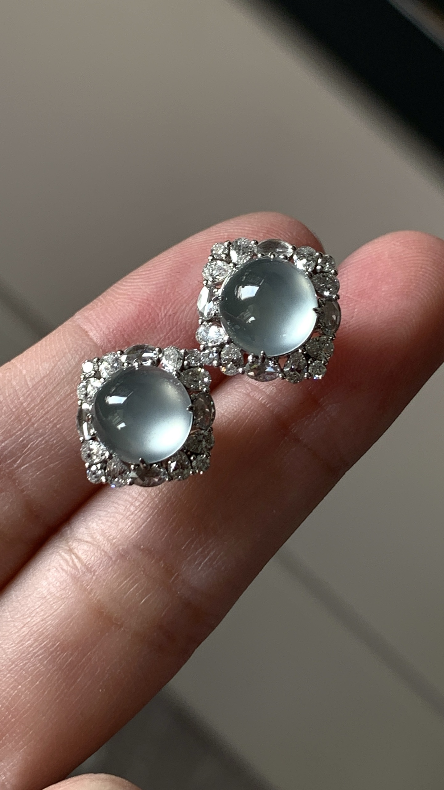 ️【18k金镶嵌蛋面耳钉一对】冰润水透，种老细腻起荧尺寸：成品：11.7*11.5*8.4，裸石：
