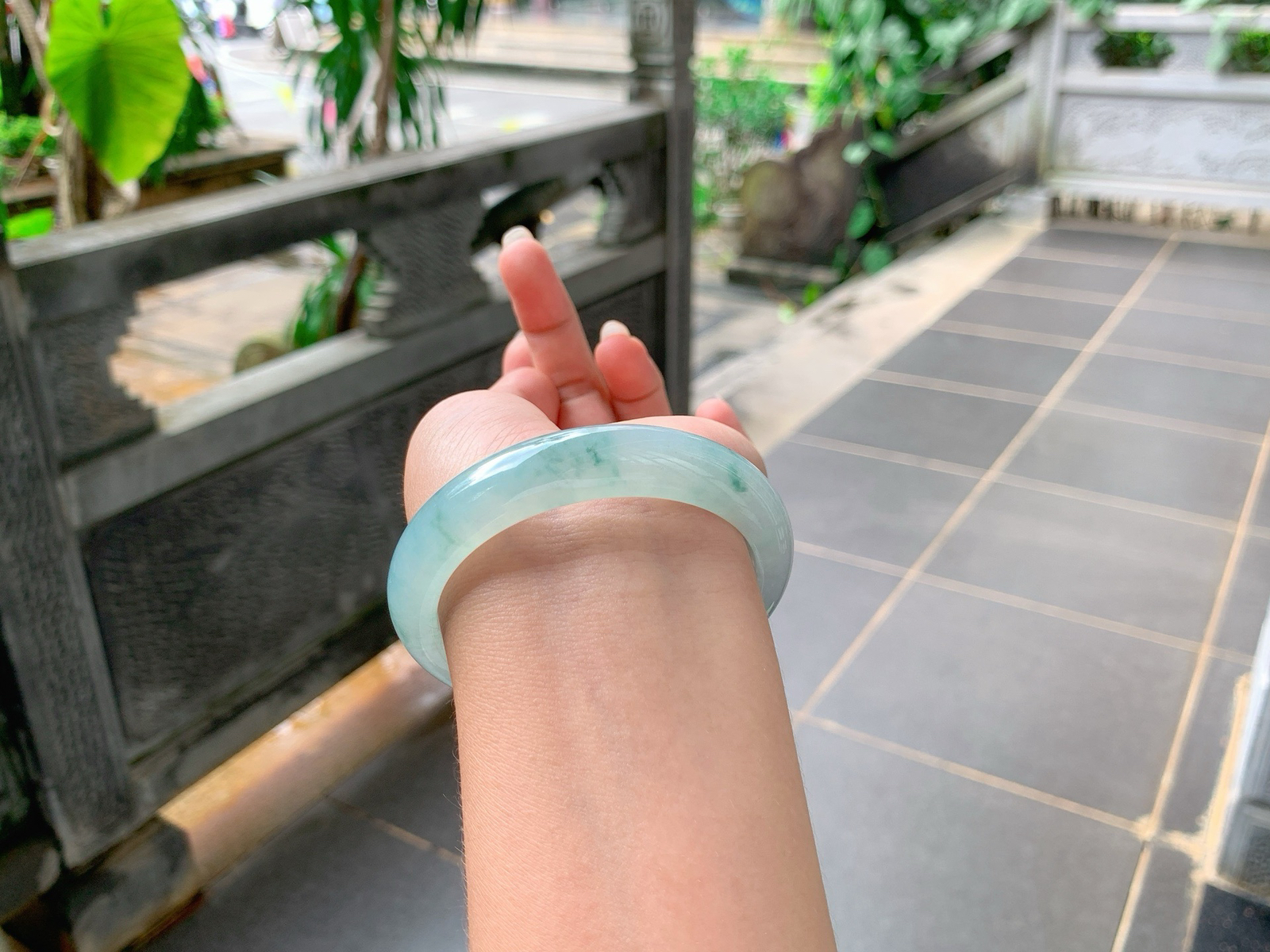 ｜56圈口
冰飘蓝花，整体感觉像碎花裙一样，花色清雅秀丽，冰润细腻，