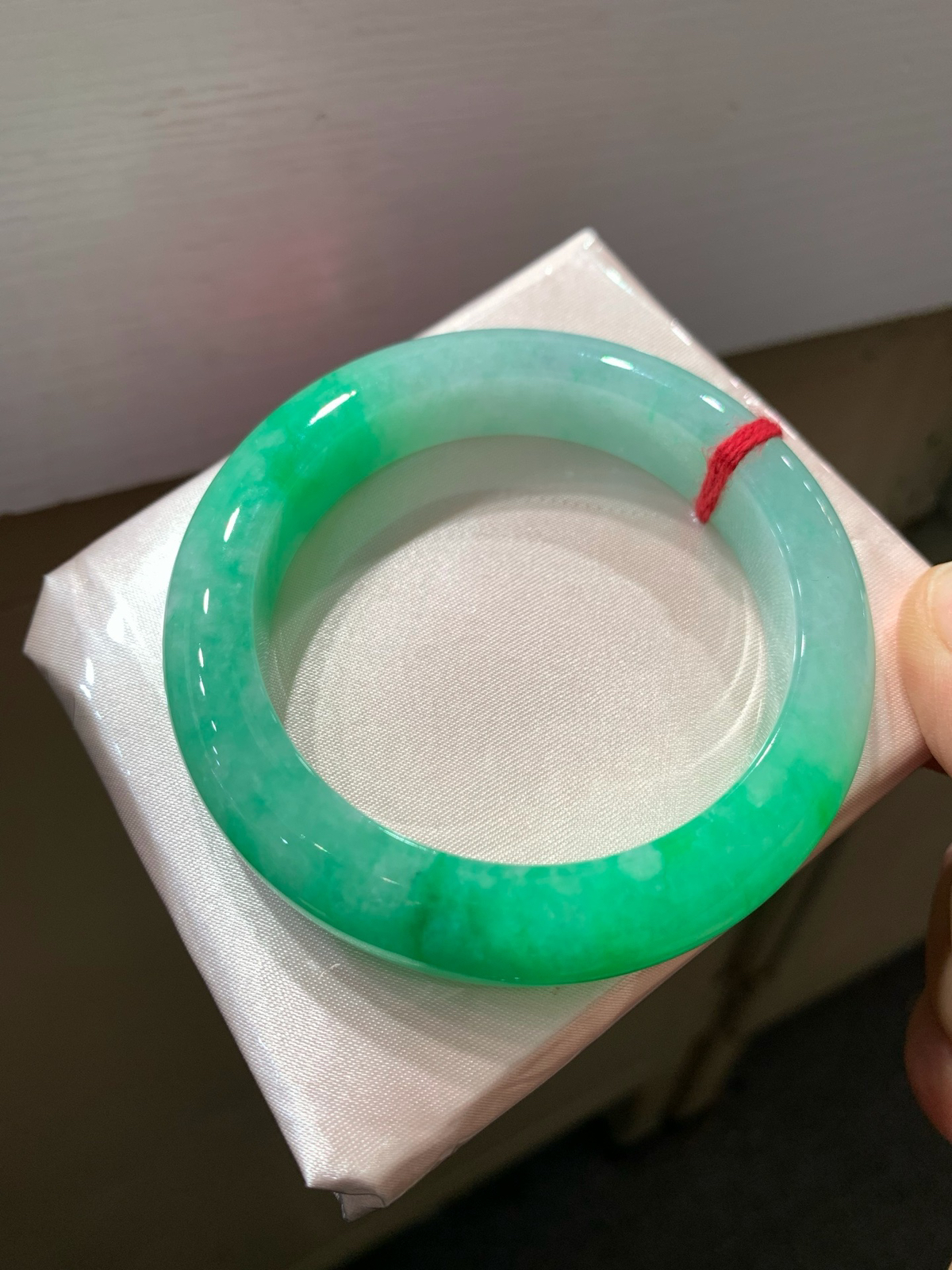 尺寸55.3/12.3/9.9，阳绿手镯
水润细腻 上手好看