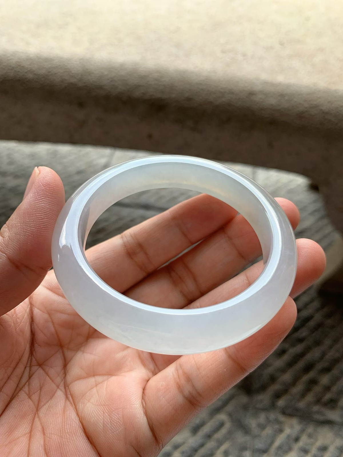白冰正圈手镯尺寸56*12*9 老种通透，冰清玉洁，水润光泽，胶润水灵，清爽明快！