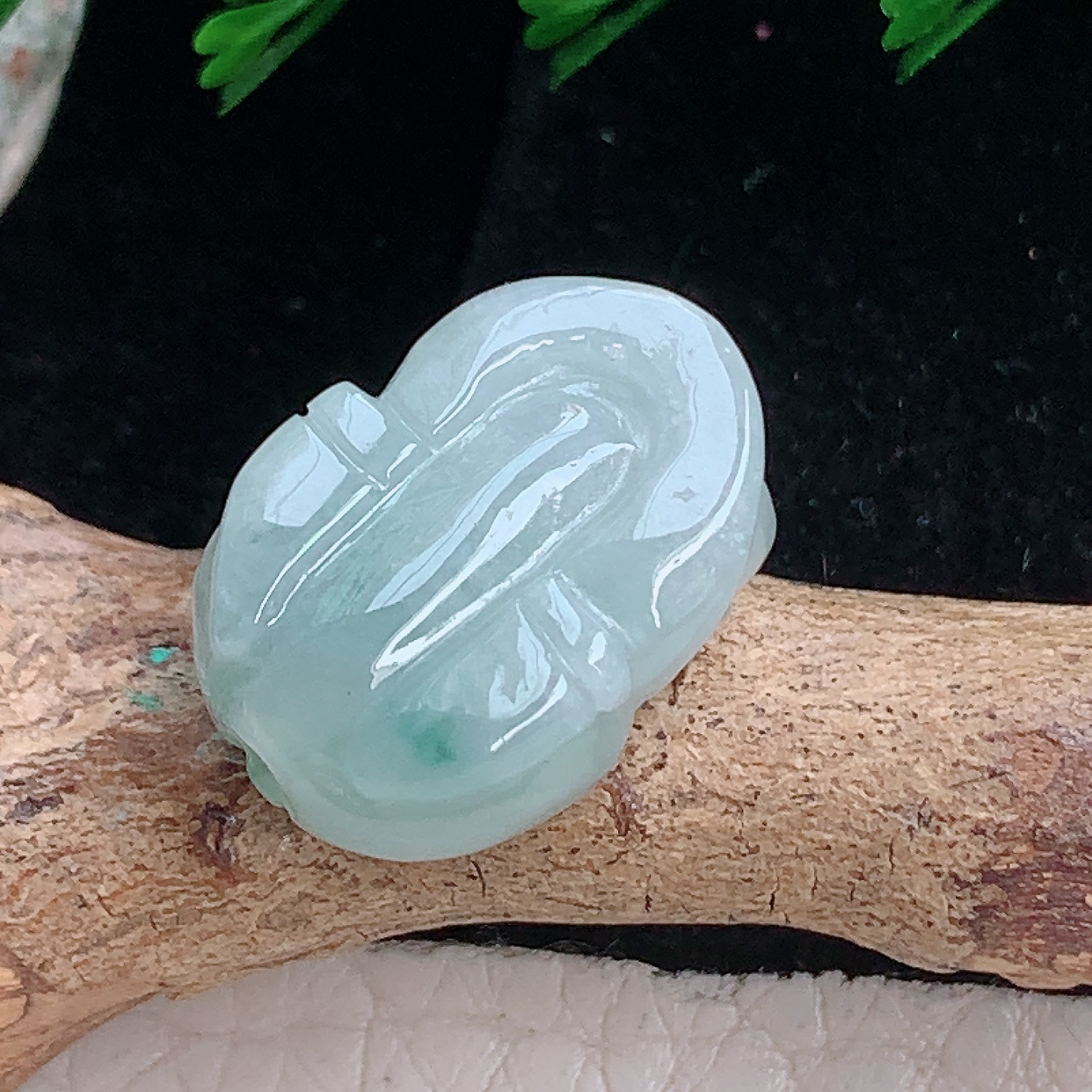 hx实拍18.5*13.2*9.3缅甸翡翠冰飘花生肖猪小吊坠