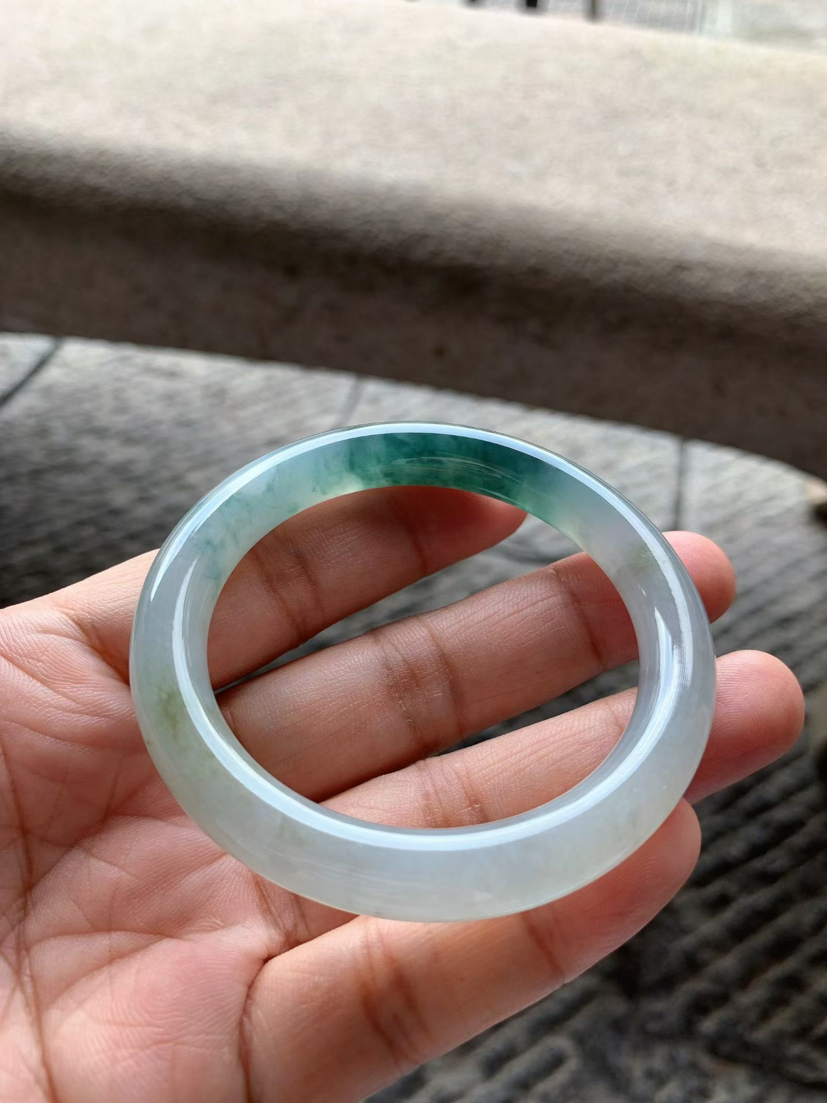 飘蓝花圆条手镯尺寸52*9*9 老种通透，水润光泽，水墨花色，灵动飘逸，带表皮黄翡！