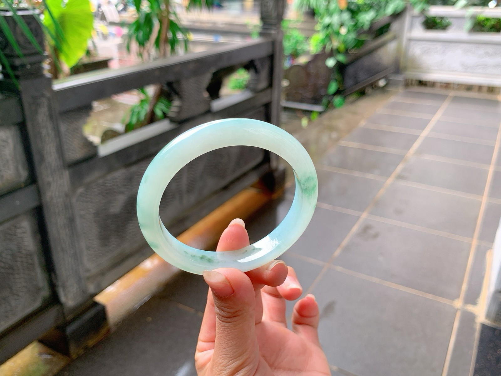 ️｜58圈口
淡淡的晴绿底，飘绿花，灵动可爱，底妆胶润细腻，