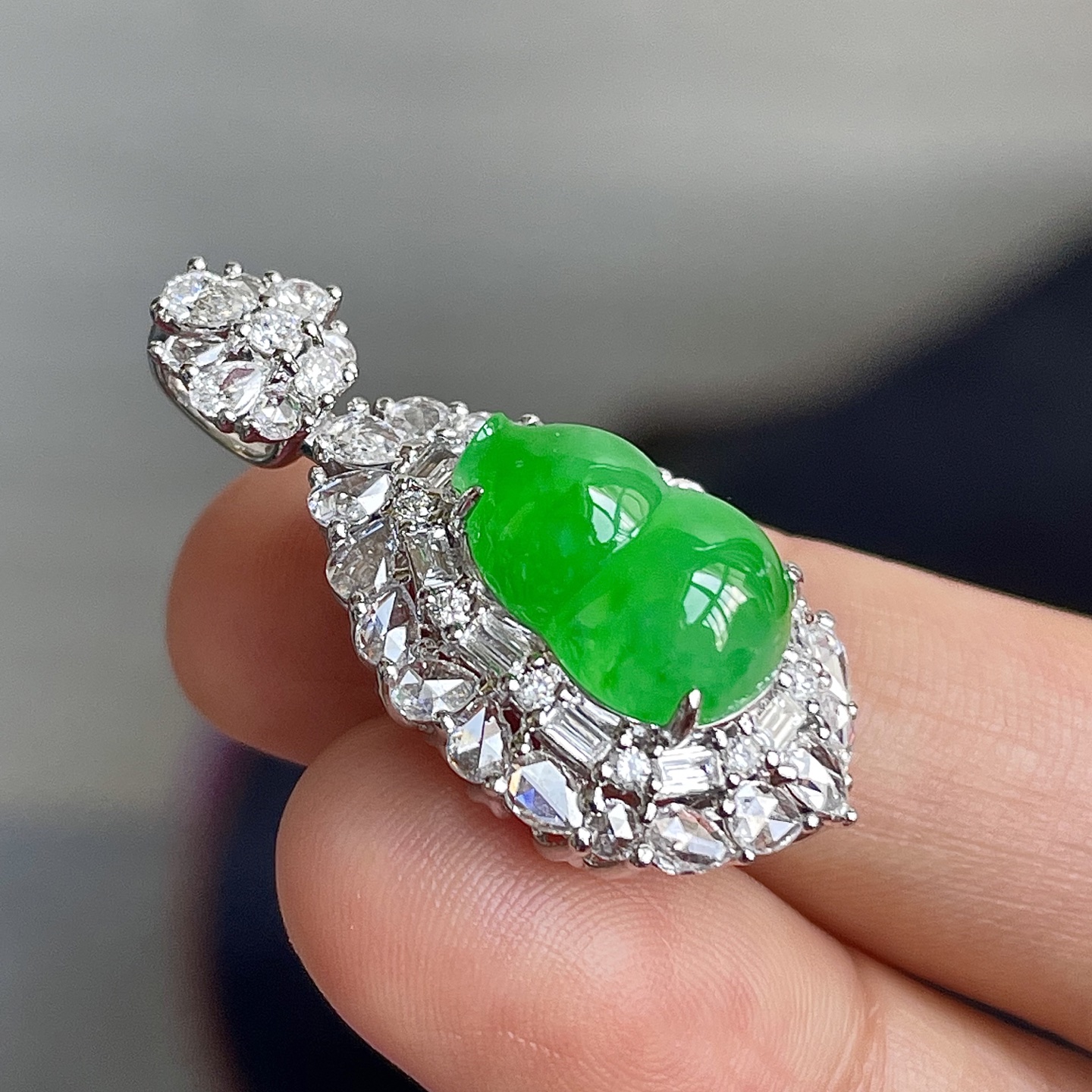 缅料高冰阳绿葫芦吊坠，色辣，串18k金镶嵌，饱满水润，无裂，裸石尺寸12.6/8.8/7--30/16/12.4编码0611好数字