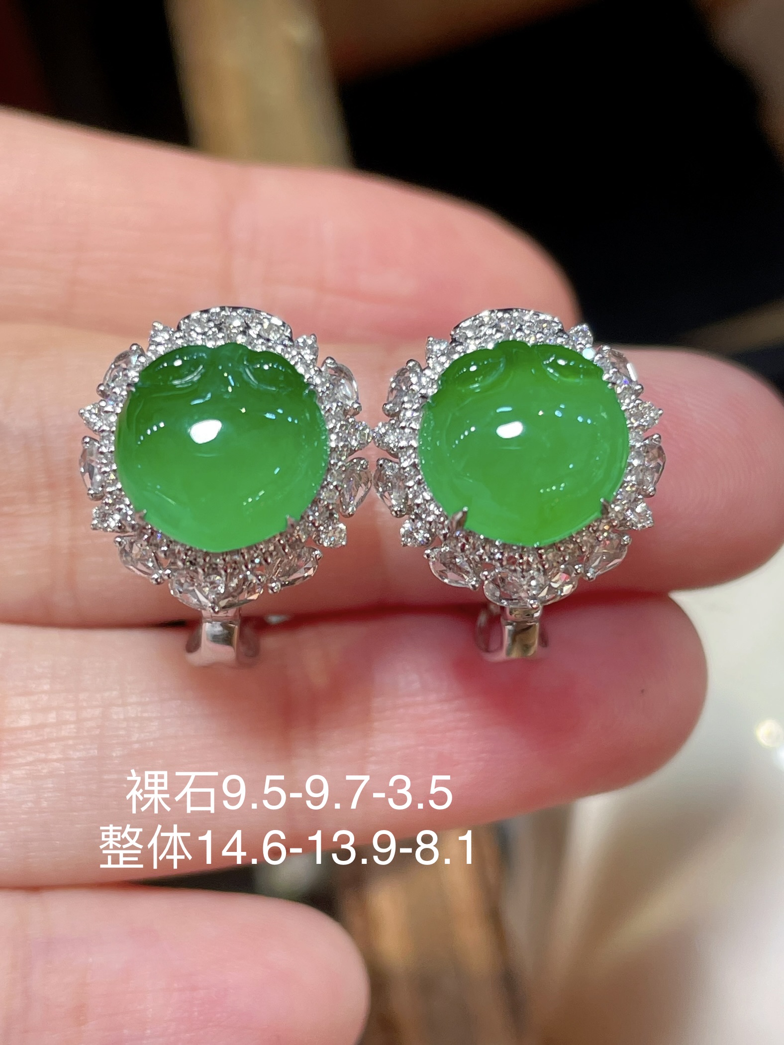 ️ 翡翠福瓜耳钉质地细腻， ️ 很温雅的感觉 芳润温纯 ，种水 18k镶嵌，佩戴高端，9.5-9.