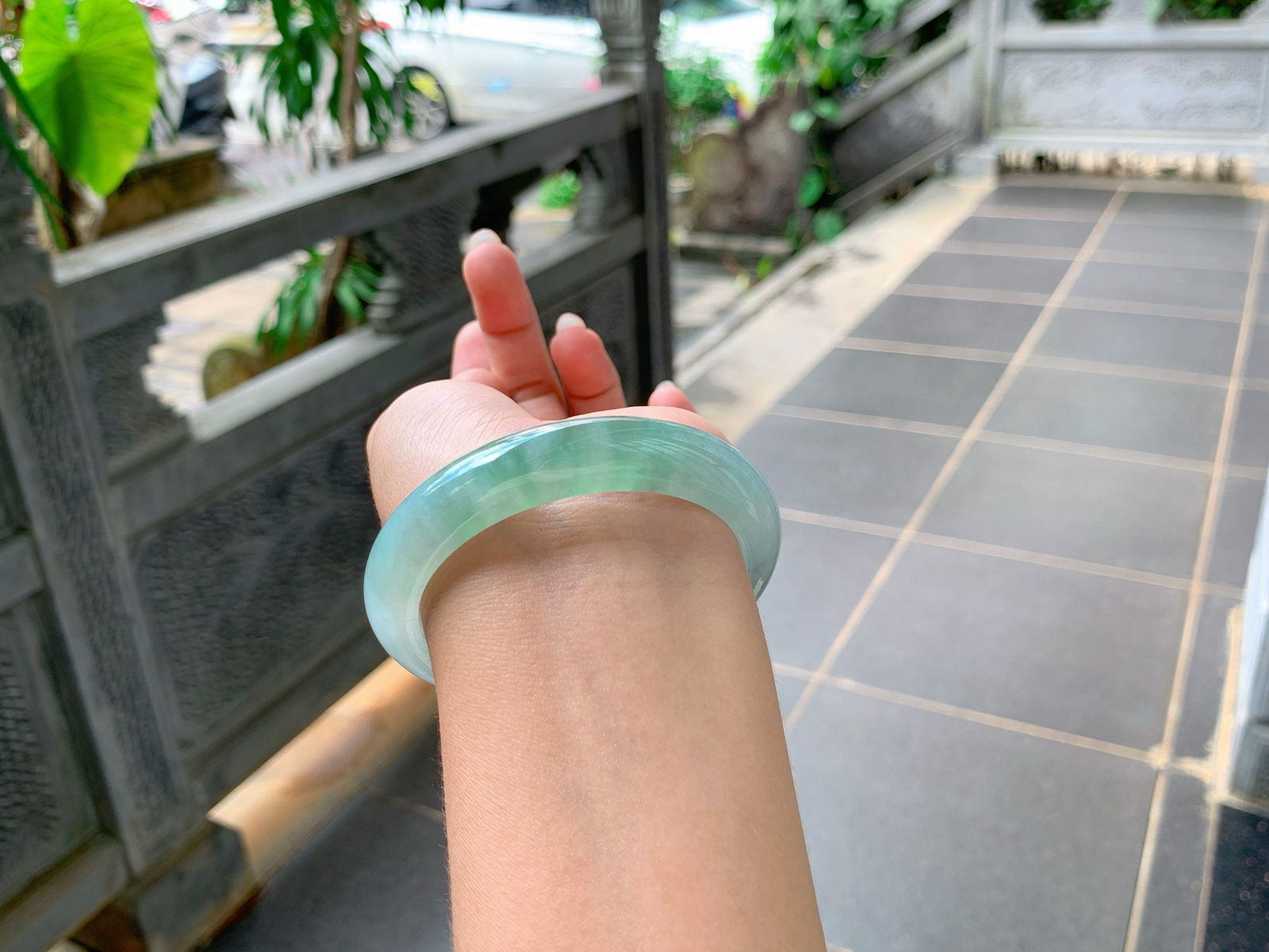 🪻｜55圈口
冰飘花翡翠手镯，绿花如海藻花一般，清润透亮，水汪汪的，